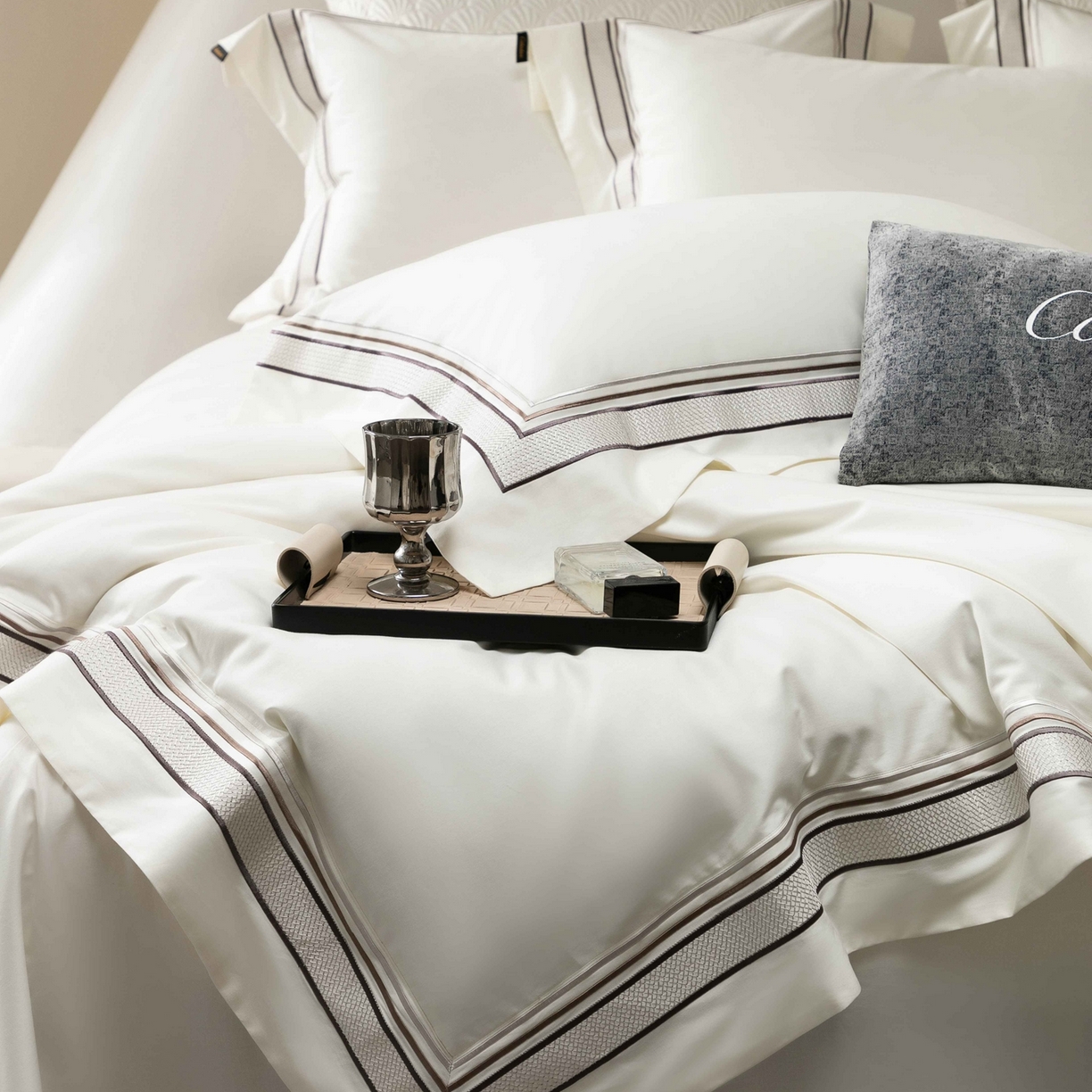 91家纺网 家纺一手货源 找家纺 （总）卡巴伦家纺 2026新款简奢高定超细旦全棉纯棉绣边系列四件套-斯丹娜（会员：套件-20元 商品价格不得低于：标准：458元）