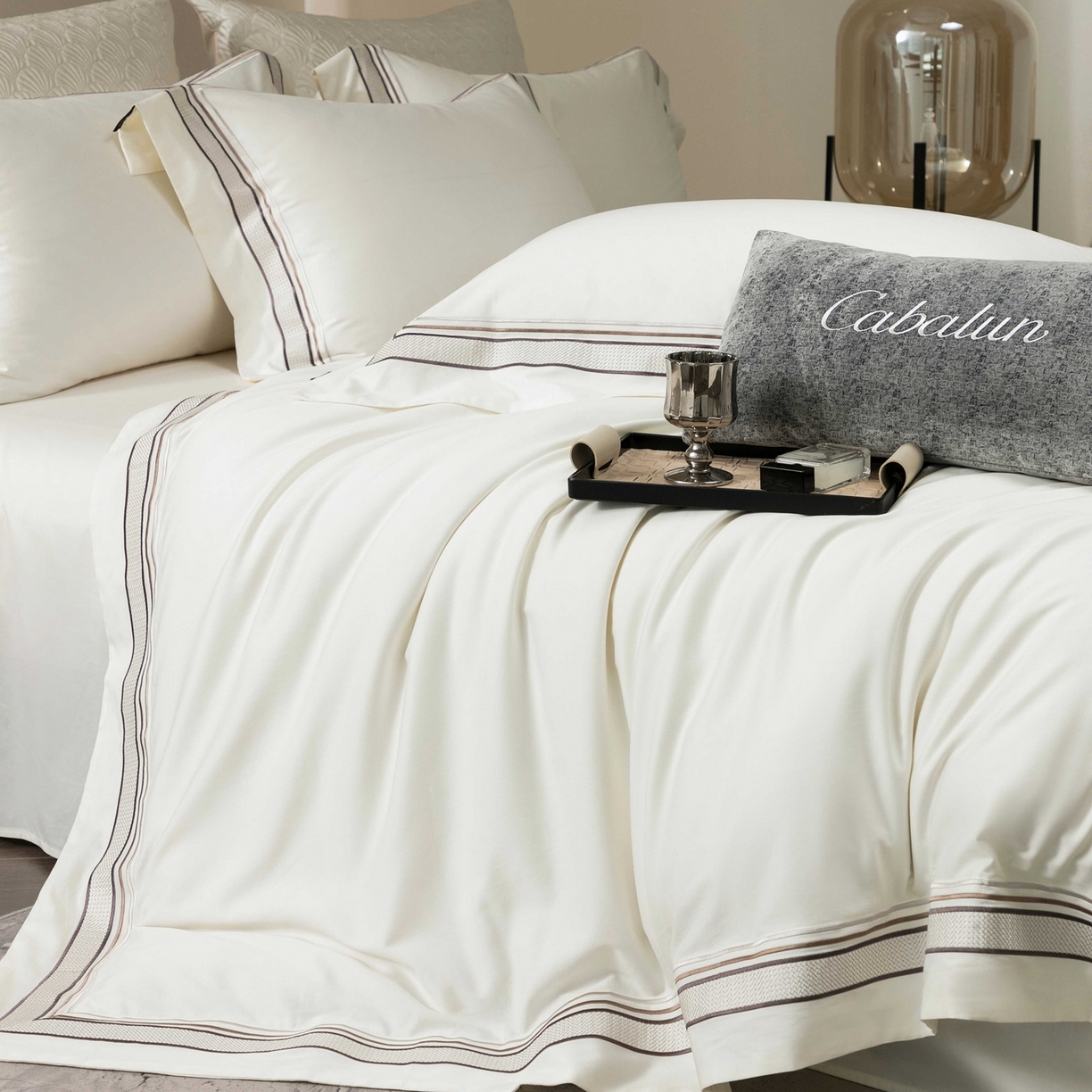 91家纺网 家纺一手货源 找家纺 （总）卡巴伦家纺 2026新款简奢高定超细旦全棉纯棉绣边系列四件套-斯丹娜（会员：套件-20元 商品价格不得低于：标准：458元）