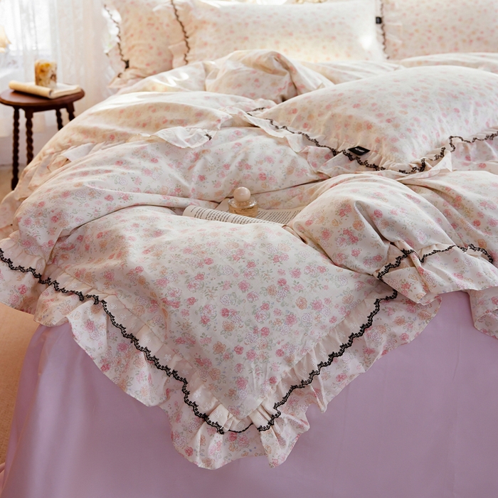 91家纺网 家纺一手货源 找家纺 卡姿家纺 2026春夏韩版小碎花双层花边系列 花寻影粉