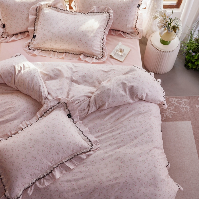 91家纺网 家纺一手货源 找家纺 卡姿家纺 2026春夏韩版小碎花双层花边系列 花镜小诗粉