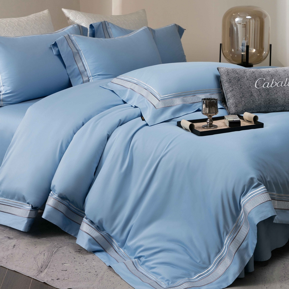 卡巴伦家纺 2026新款简奢高定超细旦全棉纯棉绣边系列四件套-斯丹娜（会员：套件-20元 商品价格不得低于：标准：458元） 斯丹娜-冰川蓝