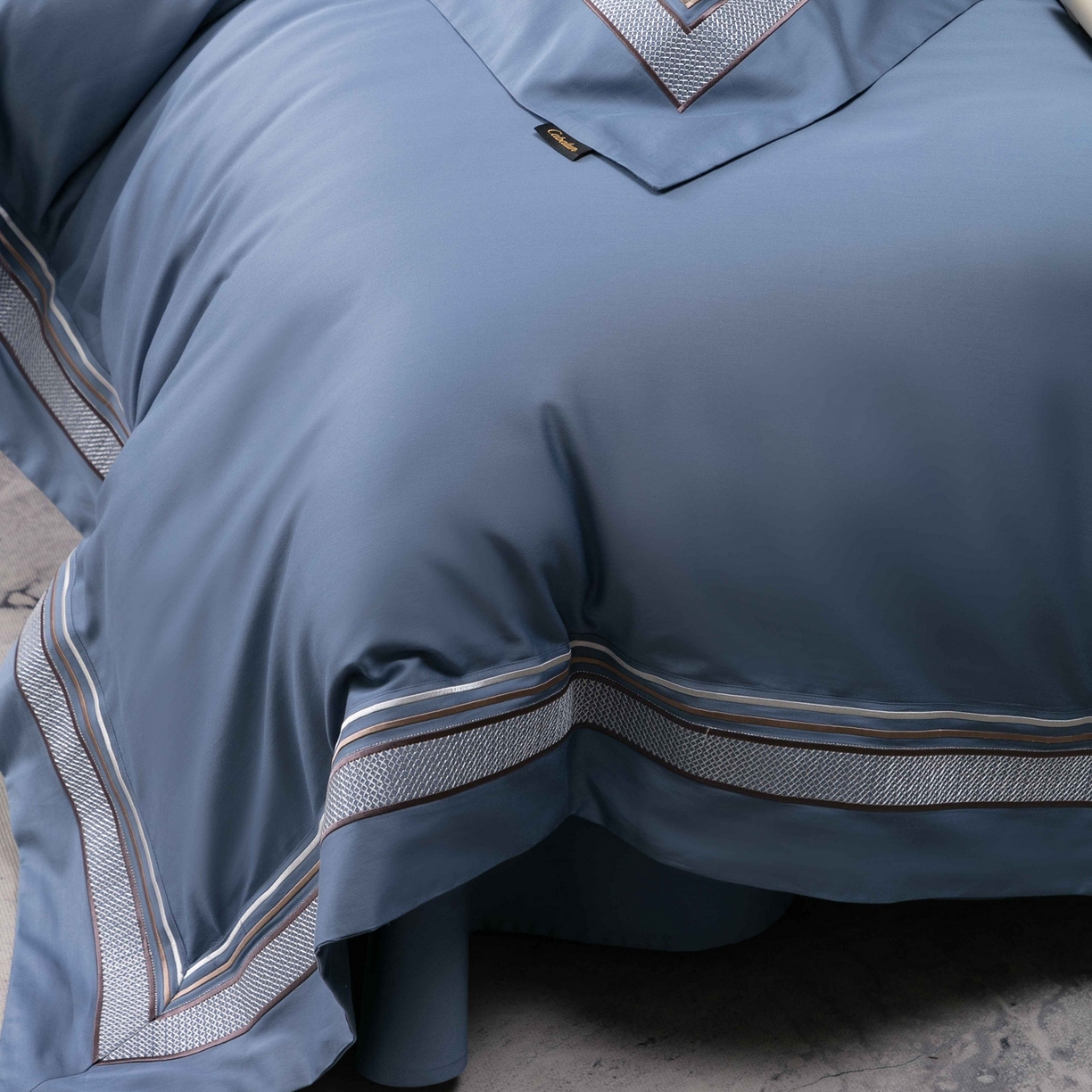 91家纺网 家纺一手货源 找家纺 卡巴伦家纺 2026新款简奢高定超细旦全棉纯棉绣边系列四件套-斯丹娜（会员：套件-20元 商品价格不得低于：标准：458元） 斯丹娜-净蓝