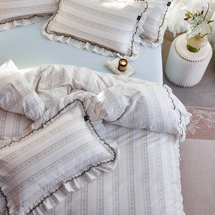 91家纺网 家纺一手货源 找家纺 卡姿家纺 2026春夏韩版小碎花双层花边系列 浅纹蓝