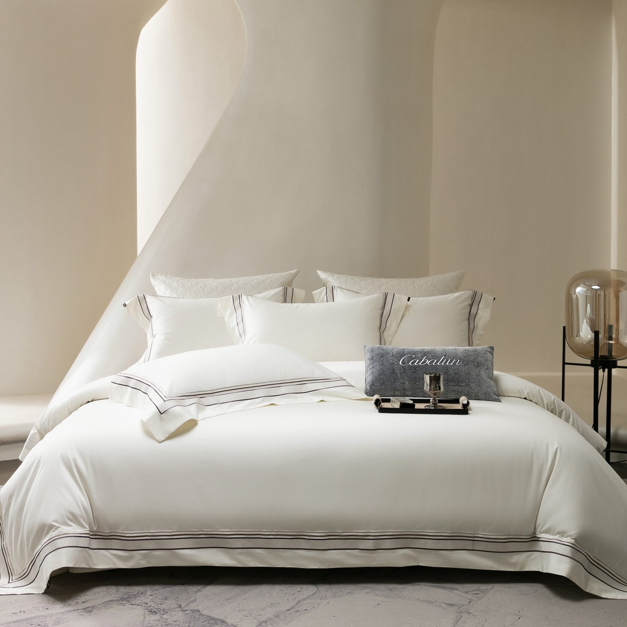 91家纺网 家纺一手货源 找家纺 卡巴伦家纺 2026新款简奢高定超细旦全棉纯棉绣边系列四件套-斯丹娜（会员：套件-20元 商品价格不得低于：标准：458元） 斯丹娜-白