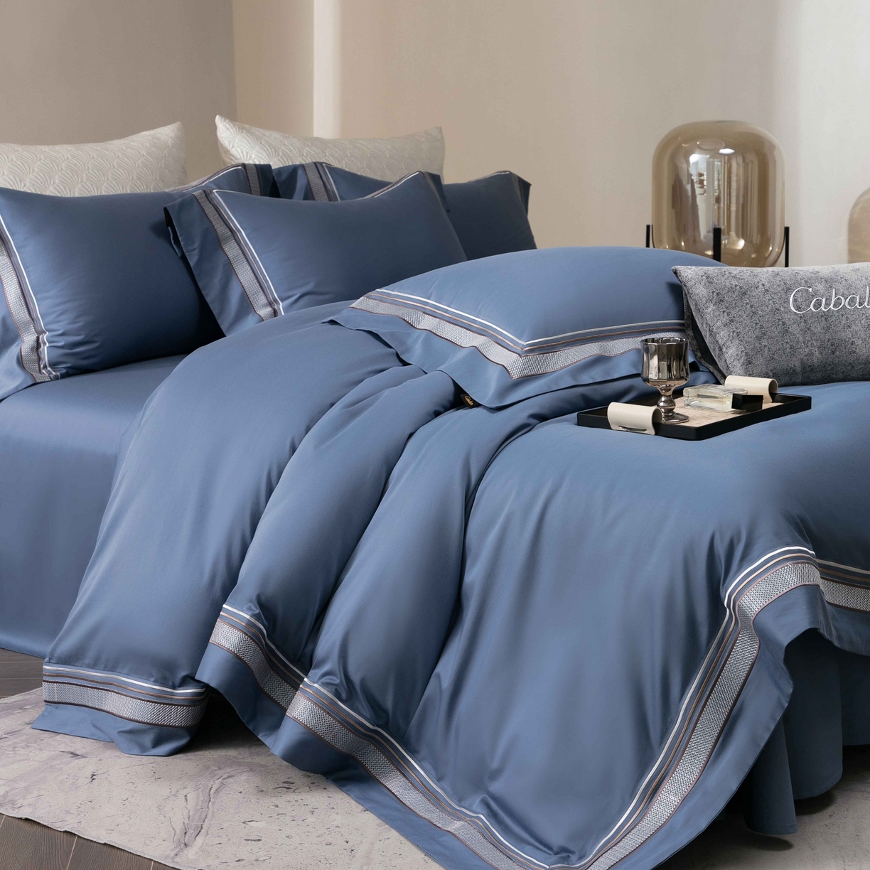卡巴伦家纺 2026新款简奢高定超细旦全棉纯棉绣边系列四件套-斯丹娜（会员：套件-20元 商品价格不得低于：标准：458元） 斯丹娜-净蓝