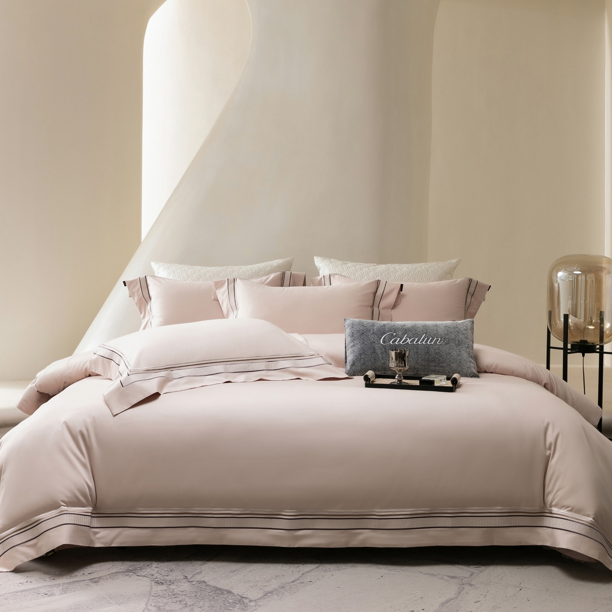 91家纺网 家纺一手货源 找家纺 卡巴伦家纺 2026新款简奢高定超细旦全棉纯棉绣边系列四件套-斯丹娜（会员：套件-20元 商品价格不得低于：标准：458元） 斯丹娜-山茶粉