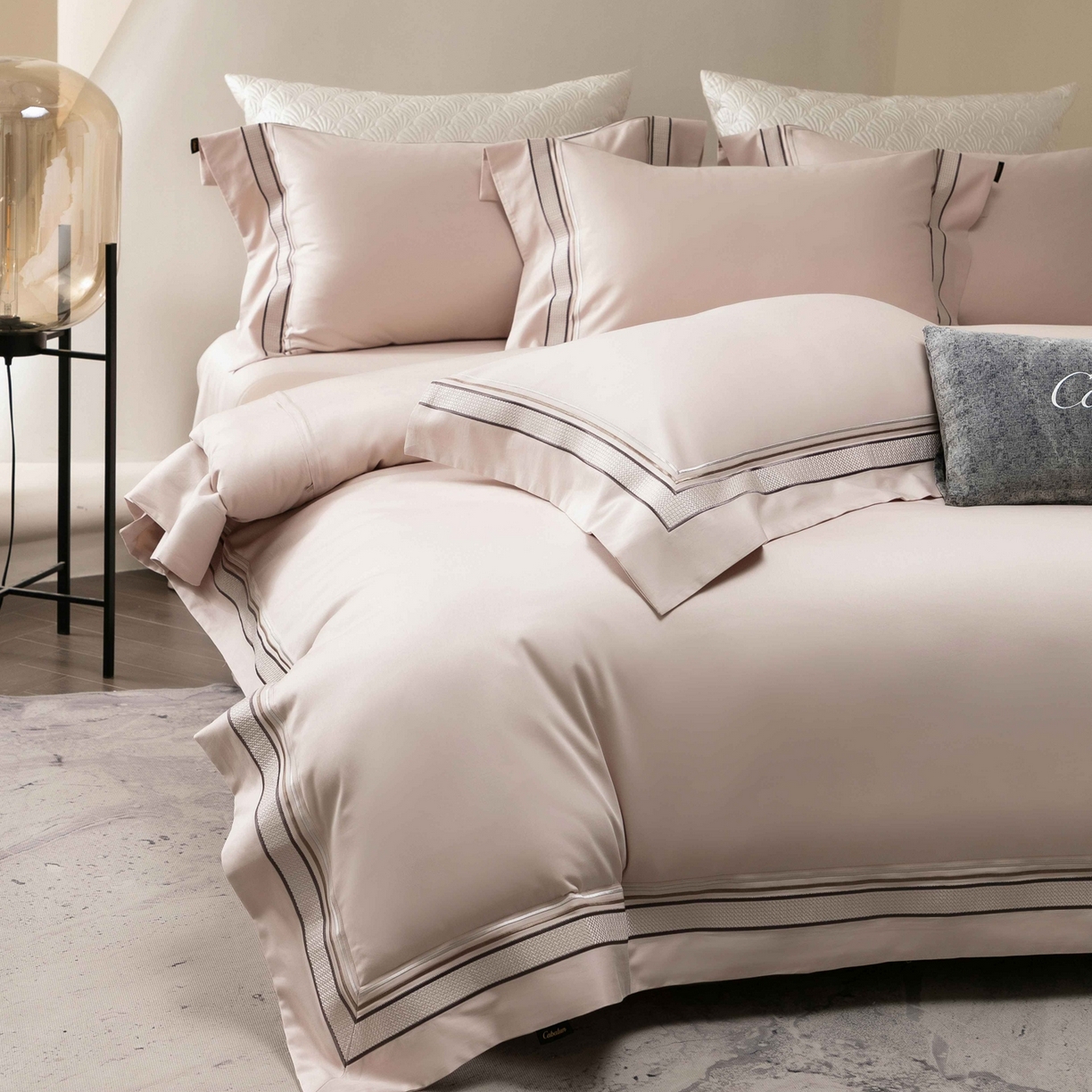 91家纺网 家纺一手货源 找家纺 卡巴伦家纺 2026新款简奢高定超细旦全棉纯棉绣边系列四件套-斯丹娜（会员：套件-20元 商品价格不得低于：标准：458元） 斯丹娜-山茶粉