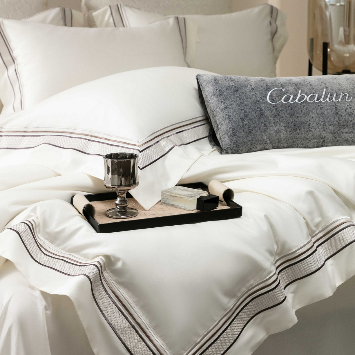 91家纺网 家纺一手货源 找家纺 卡巴伦家纺 2026新款简奢高定超细旦全棉纯棉绣边系列四件套-斯丹娜（会员：套件-20元 商品价格不得低于：标准：458元） 斯丹娜-白