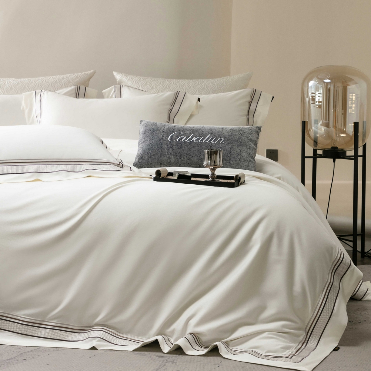 91家纺网 家纺一手货源 找家纺 卡巴伦家纺 2026新款简奢高定超细旦全棉纯棉绣边系列四件套-斯丹娜（会员：套件-20元 商品价格不得低于：标准：458元） 斯丹娜-白