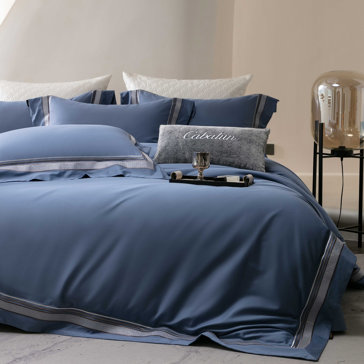 91家纺网 家纺一手货源 找家纺 卡巴伦家纺 2026新款简奢高定超细旦全棉纯棉绣边系列四件套-斯丹娜（会员：套件-20元 商品价格不得低于：标准：458元） 斯丹娜-净蓝