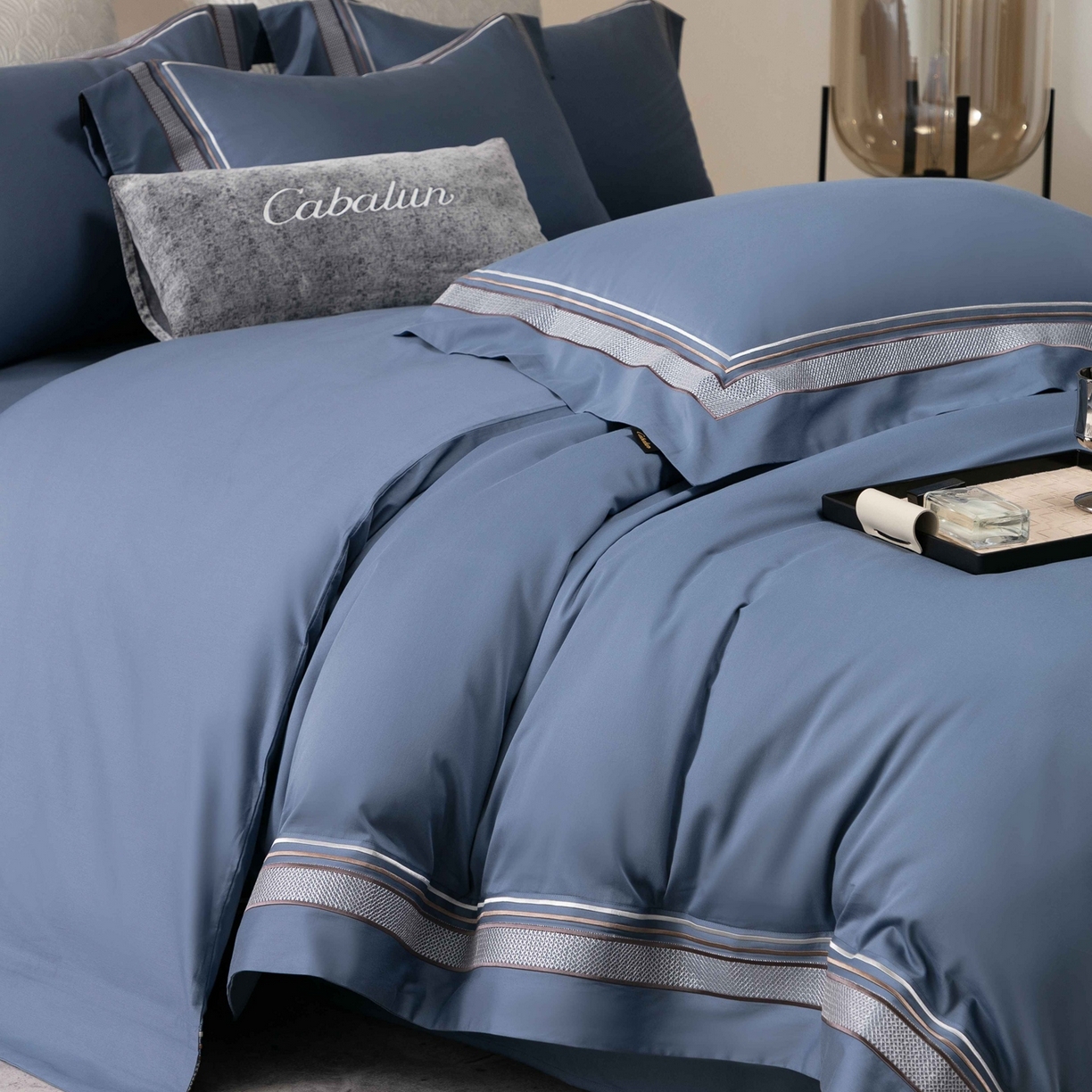 91家纺网 家纺一手货源 找家纺 卡巴伦家纺 2026新款简奢高定超细旦全棉纯棉绣边系列四件套-斯丹娜（会员：套件-20元 商品价格不得低于：标准：458元） 斯丹娜-净蓝