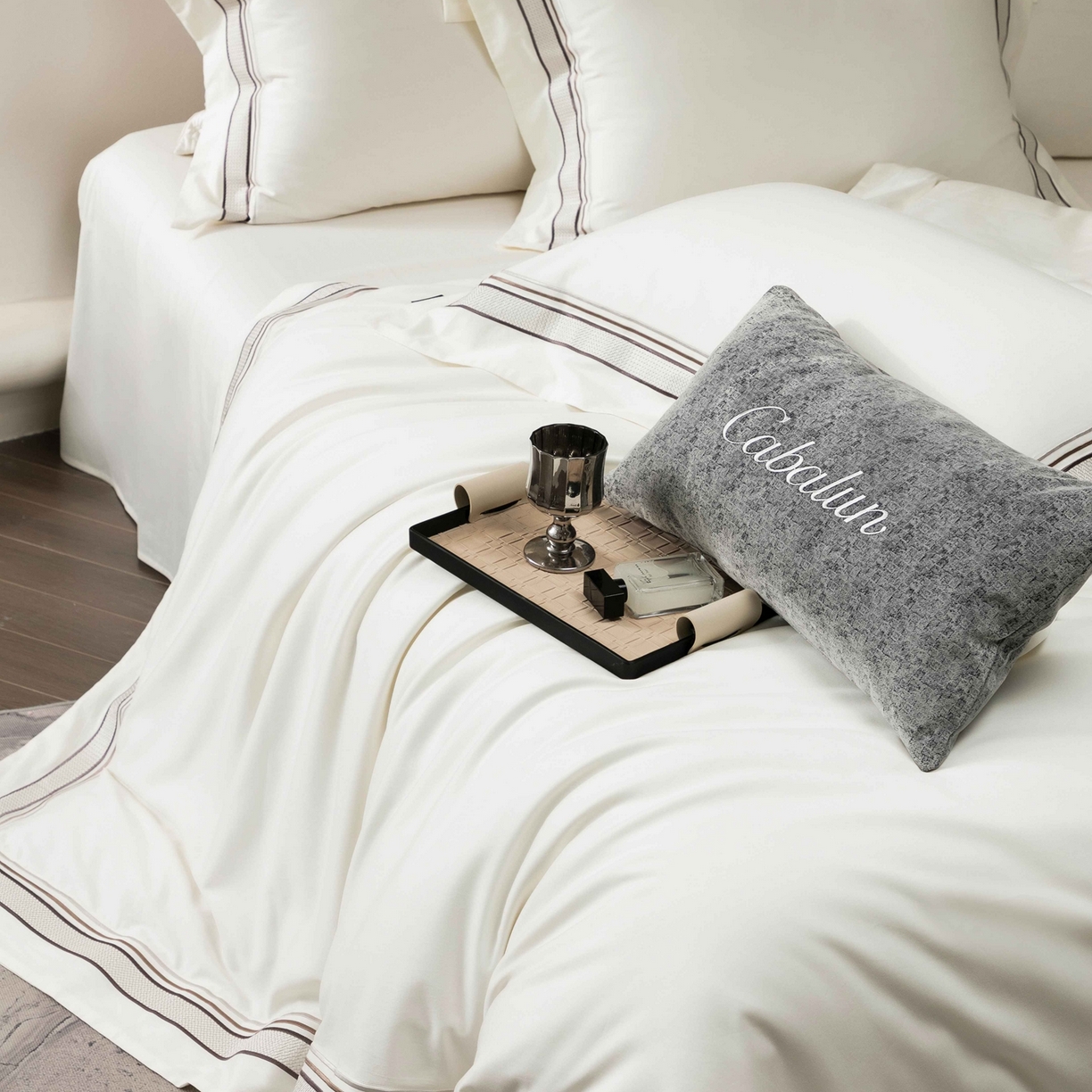 91家纺网 家纺一手货源 找家纺 卡巴伦家纺 2026新款简奢高定超细旦全棉纯棉绣边系列四件套-斯丹娜（会员：套件-20元 商品价格不得低于：标准：458元） 斯丹娜-白