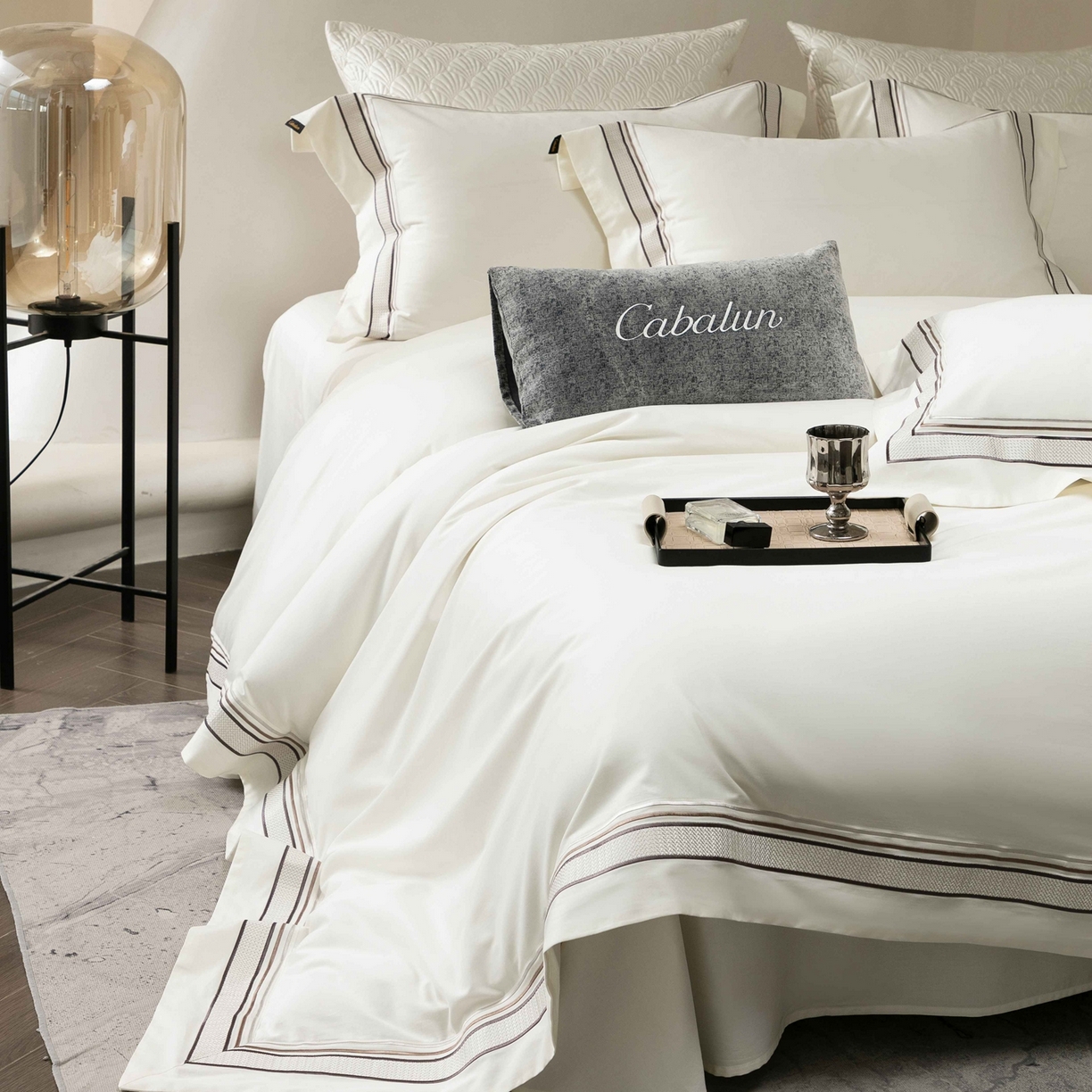 91家纺网 家纺一手货源 找家纺 卡巴伦家纺 2026新款简奢高定超细旦全棉纯棉绣边系列四件套-斯丹娜（会员：套件-20元 商品价格不得低于：标准：458元） 斯丹娜-白