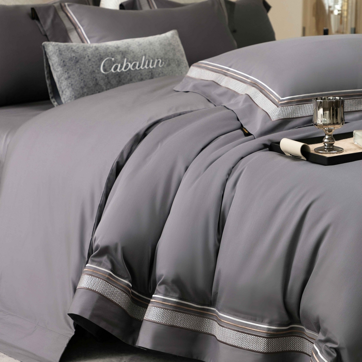 91家纺网 家纺一手货源 找家纺 卡巴伦家纺 2026新款简奢高定超细旦全棉纯棉绣边系列四件套-斯丹娜（会员：套件-20元 商品价格不得低于：标准：458元） 斯丹娜-绅士灰