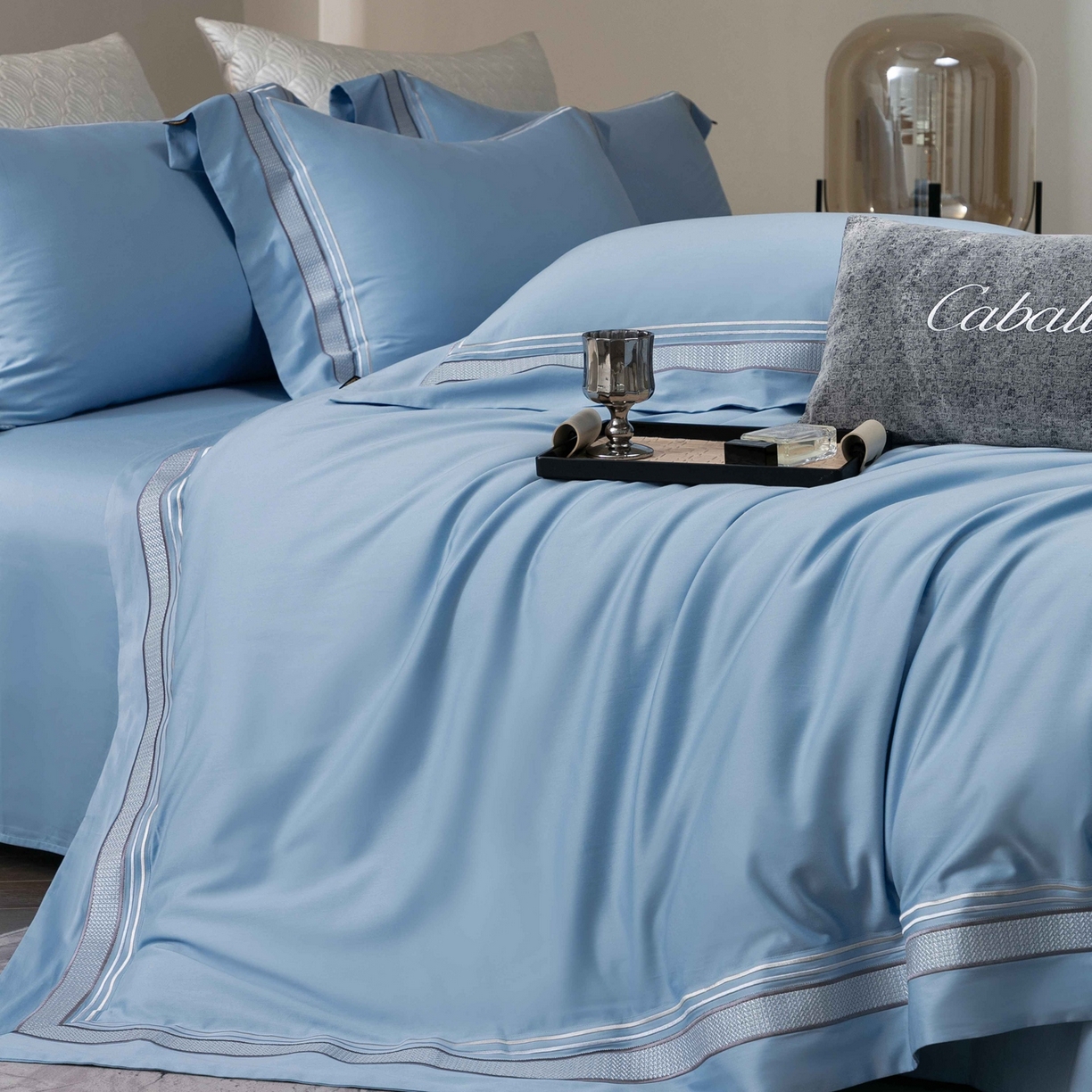 91家纺网 家纺一手货源 找家纺 卡巴伦家纺 2026新款简奢高定超细旦全棉纯棉绣边系列四件套-斯丹娜（会员：套件-20元 商品价格不得低于：标准：458元） 斯丹娜-冰川蓝