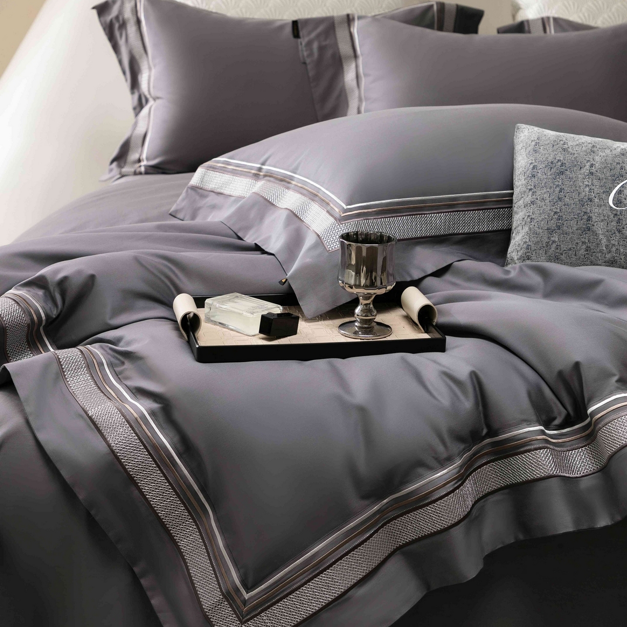 91家纺网 家纺一手货源 找家纺 卡巴伦家纺 2026新款简奢高定超细旦全棉纯棉绣边系列四件套-斯丹娜（会员：套件-20元 商品价格不得低于：标准：458元） 斯丹娜-绅士灰