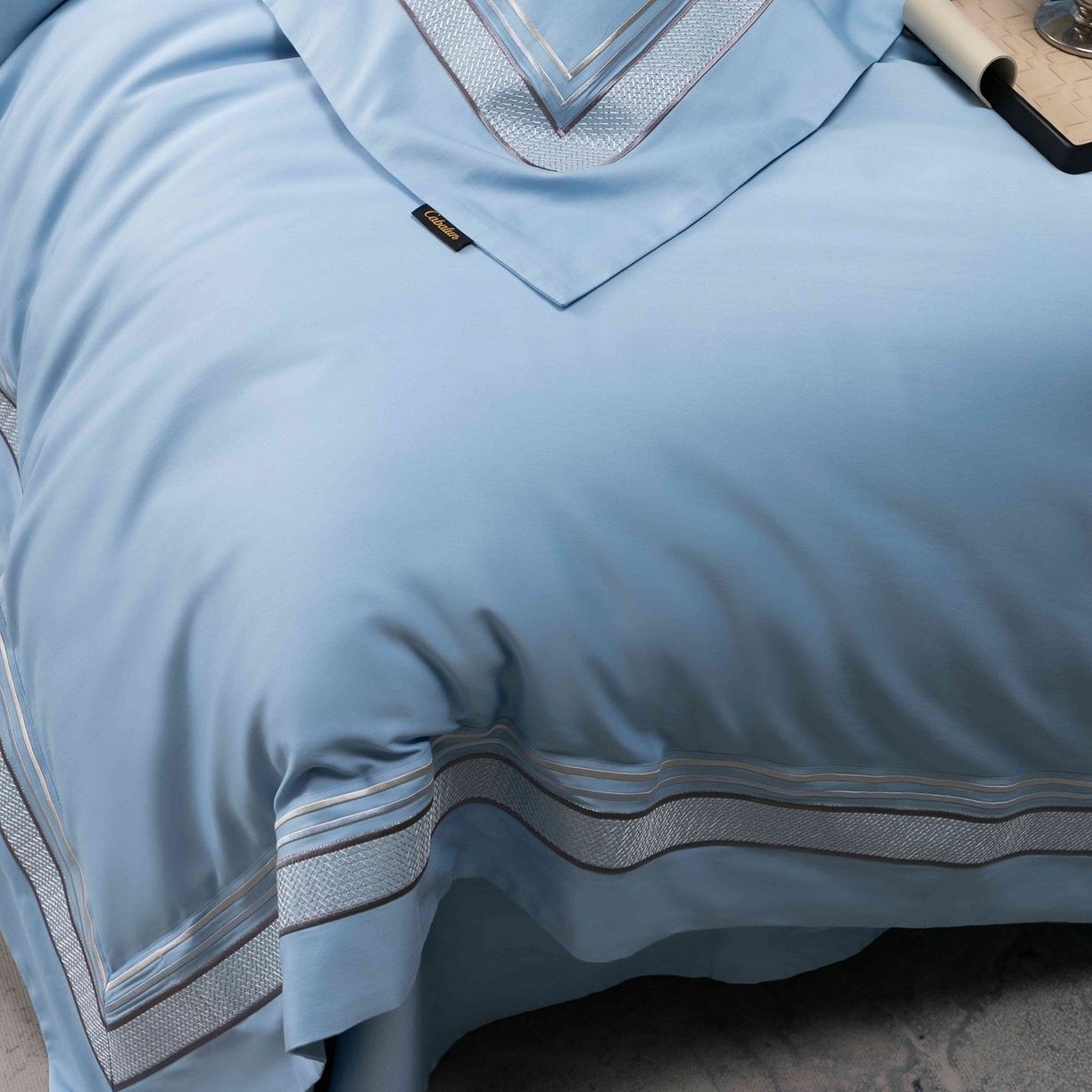 91家纺网 家纺一手货源 找家纺 卡巴伦家纺 2026新款简奢高定超细旦全棉纯棉绣边系列四件套-斯丹娜（会员：套件-20元 商品价格不得低于：标准：458元） 斯丹娜-冰川蓝