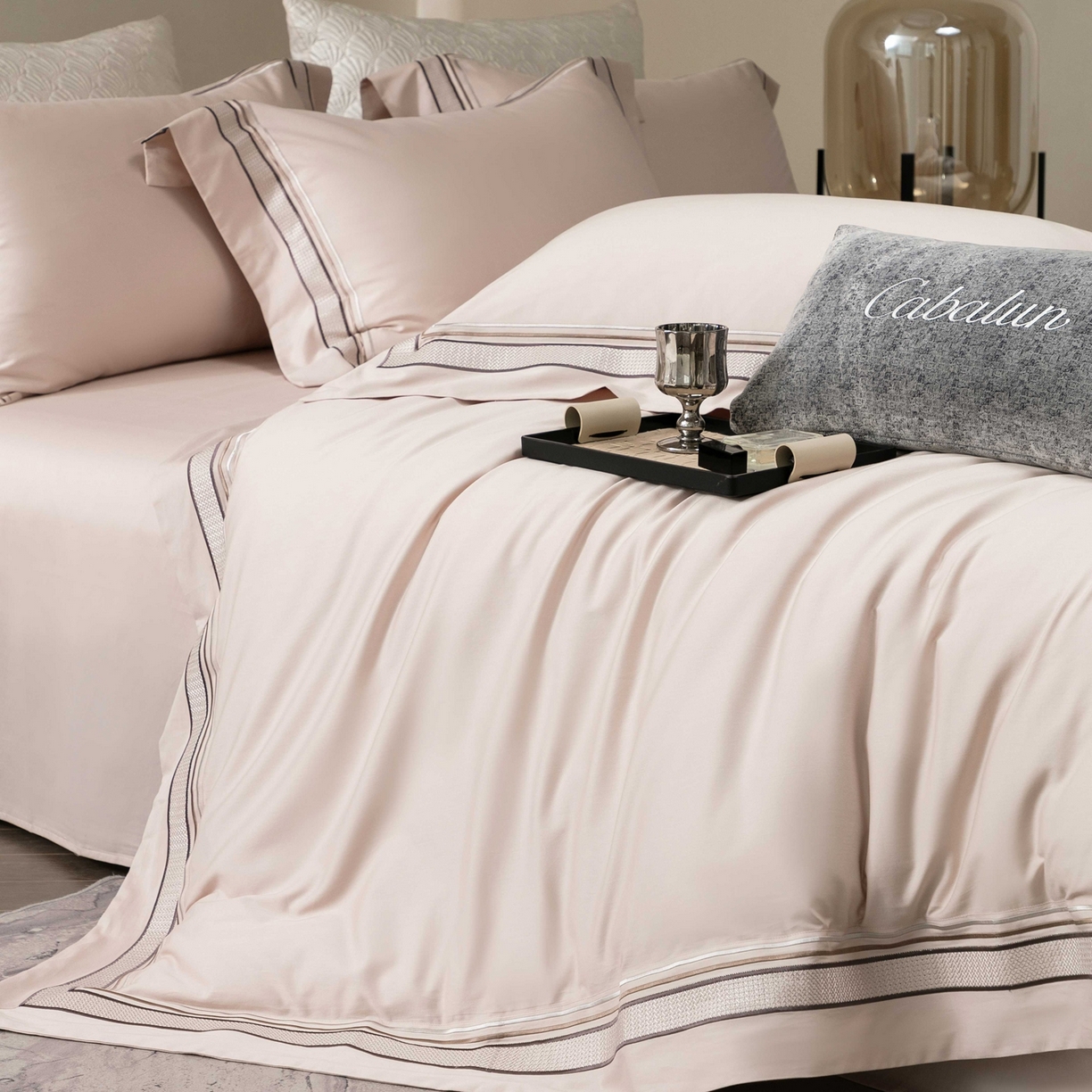 91家纺网 家纺一手货源 找家纺 卡巴伦家纺 2026新款简奢高定超细旦全棉纯棉绣边系列四件套-斯丹娜（会员：套件-20元 商品价格不得低于：标准：458元） 斯丹娜-山茶粉