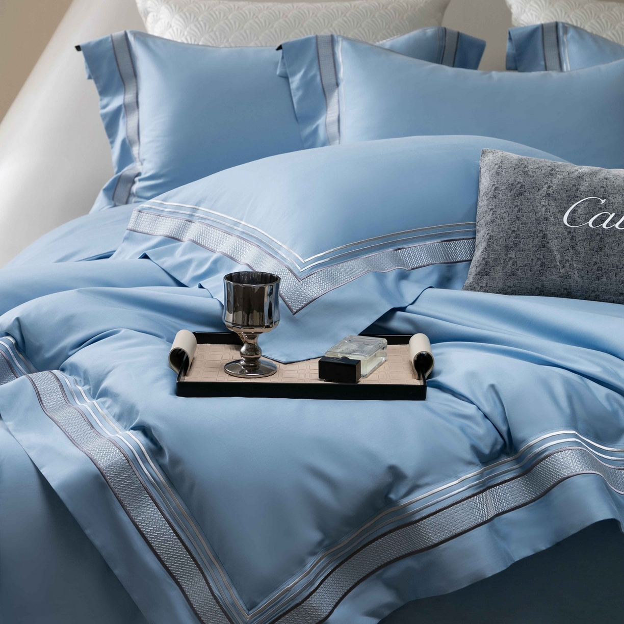 91家纺网 家纺一手货源 找家纺 卡巴伦家纺 2026新款简奢高定超细旦全棉纯棉绣边系列四件套-斯丹娜（会员：套件-20元 商品价格不得低于：标准：458元） 斯丹娜-冰川蓝