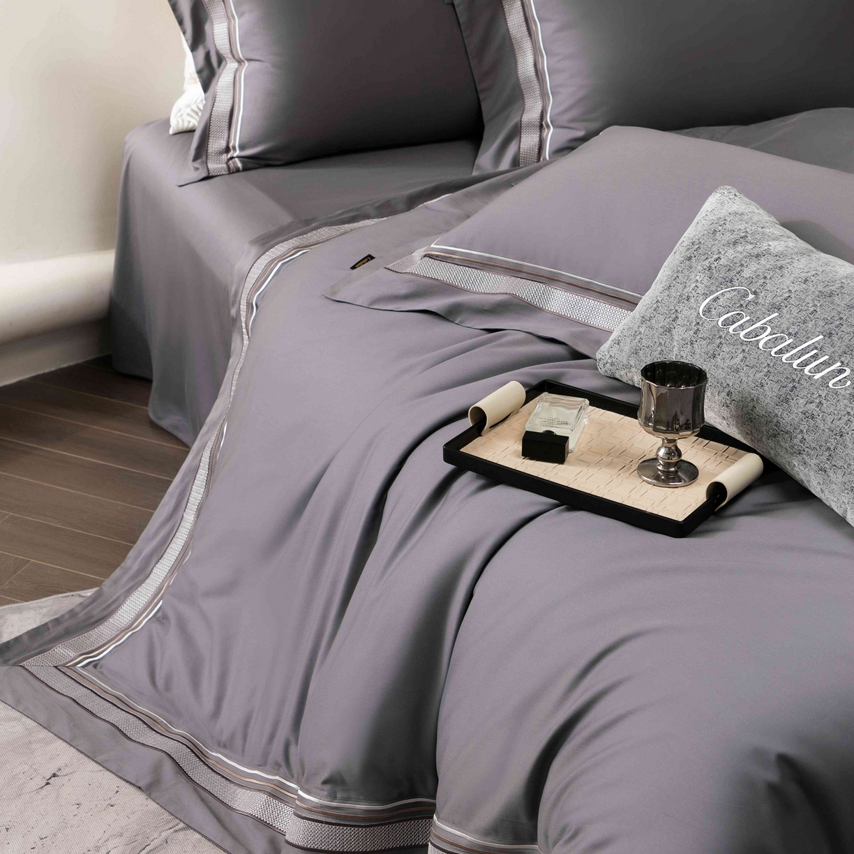 91家纺网 家纺一手货源 找家纺 卡巴伦家纺 2026新款简奢高定超细旦全棉纯棉绣边系列四件套-斯丹娜（会员：套件-20元 商品价格不得低于：标准：458元） 斯丹娜-绅士灰