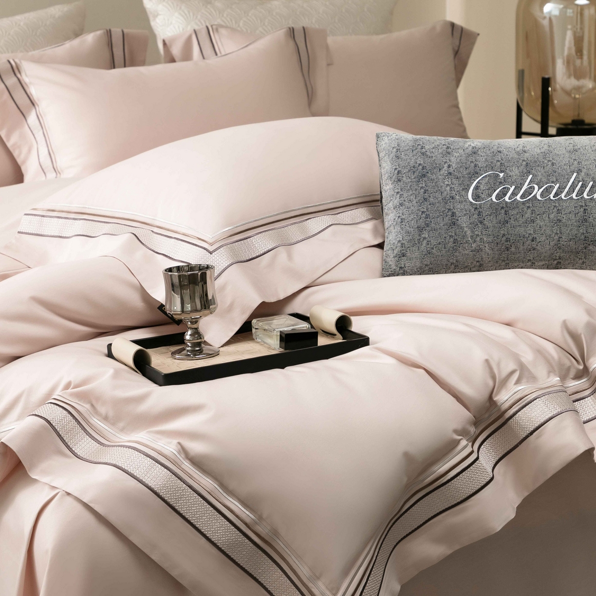 91家纺网 家纺一手货源 找家纺 卡巴伦家纺 2026新款简奢高定超细旦全棉纯棉绣边系列四件套-斯丹娜（会员：套件-20元 商品价格不得低于：标准：458元） 斯丹娜-山茶粉