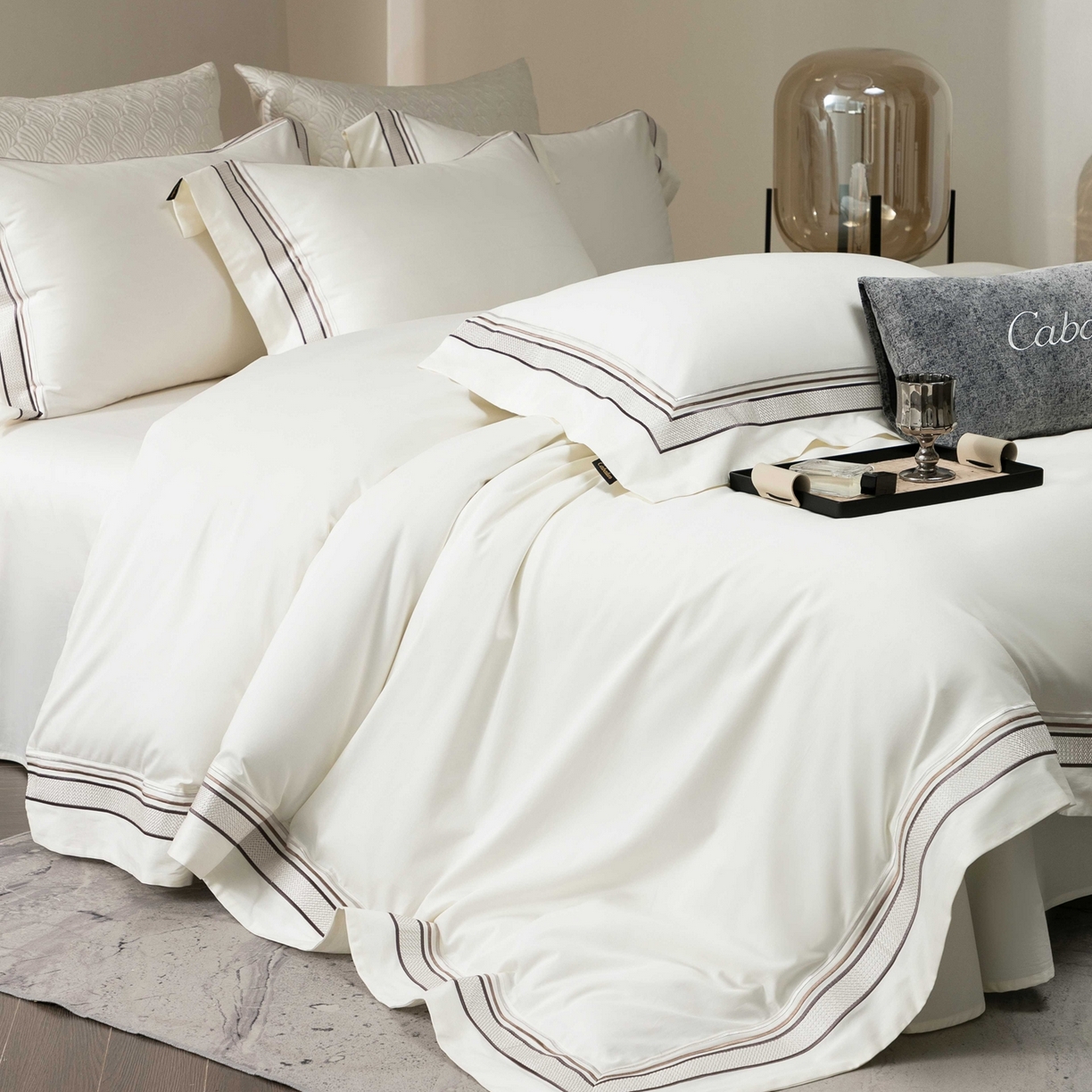 卡巴伦家纺 2026新款简奢高定超细旦全棉纯棉绣边系列四件套-斯丹娜（会员：套件-20元 商品价格不得低于：标准：458元） 斯丹娜-白