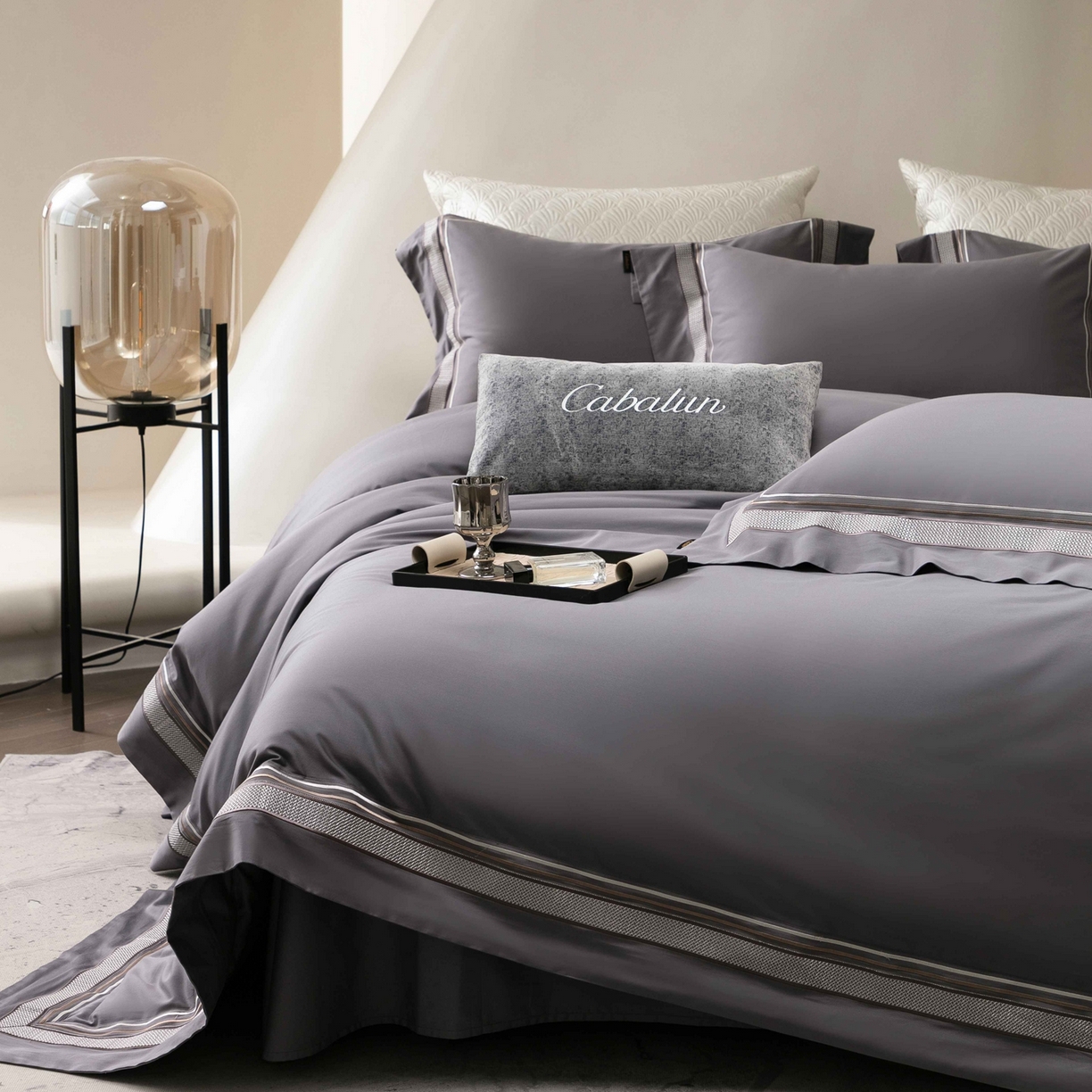 91家纺网 家纺一手货源 找家纺 卡巴伦家纺 2026新款简奢高定超细旦全棉纯棉绣边系列四件套-斯丹娜（会员：套件-20元 商品价格不得低于：标准：458元） 斯丹娜-绅士灰