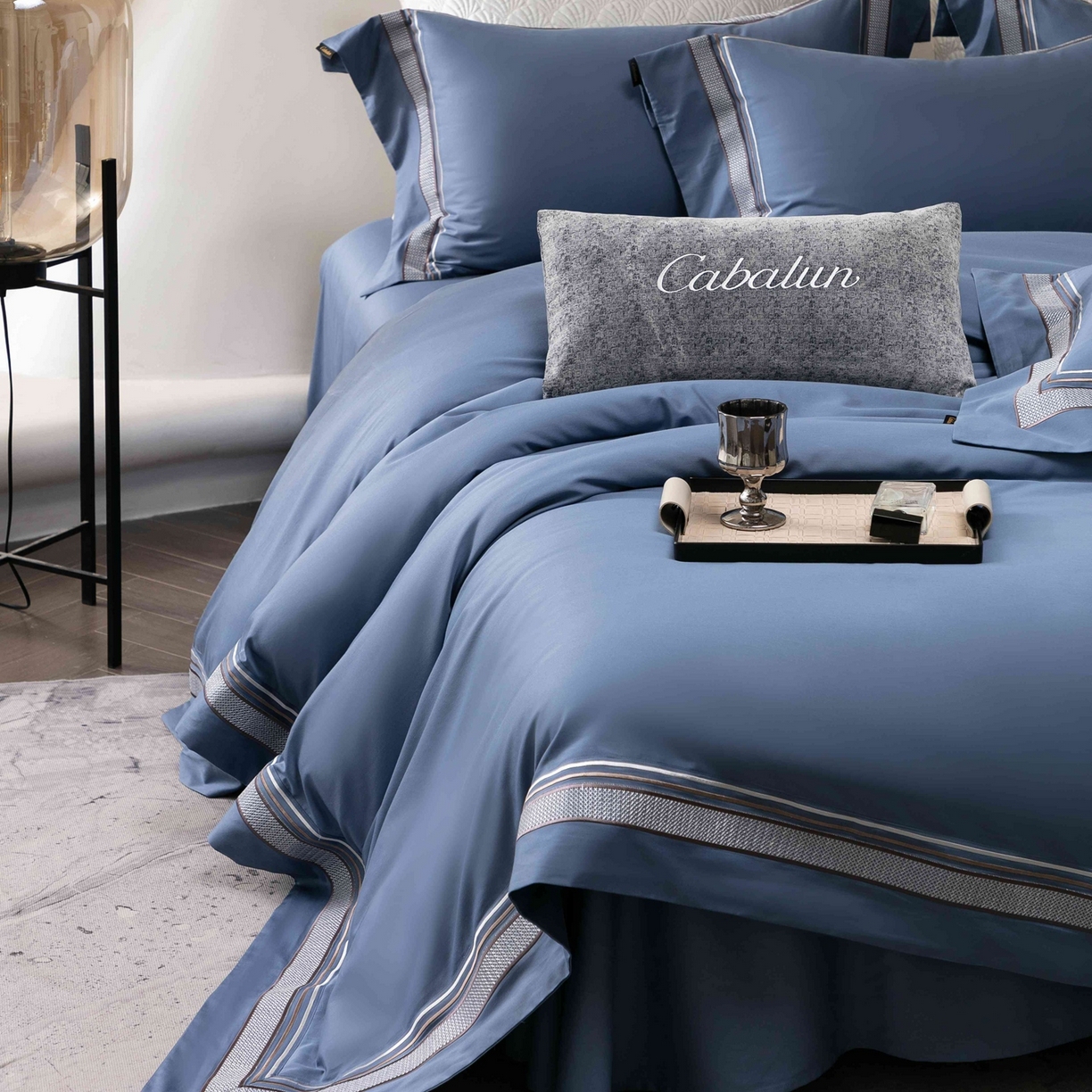 91家纺网 家纺一手货源 找家纺 卡巴伦家纺 2026新款简奢高定超细旦全棉纯棉绣边系列四件套-斯丹娜（会员：套件-20元 商品价格不得低于：标准：458元） 斯丹娜-净蓝