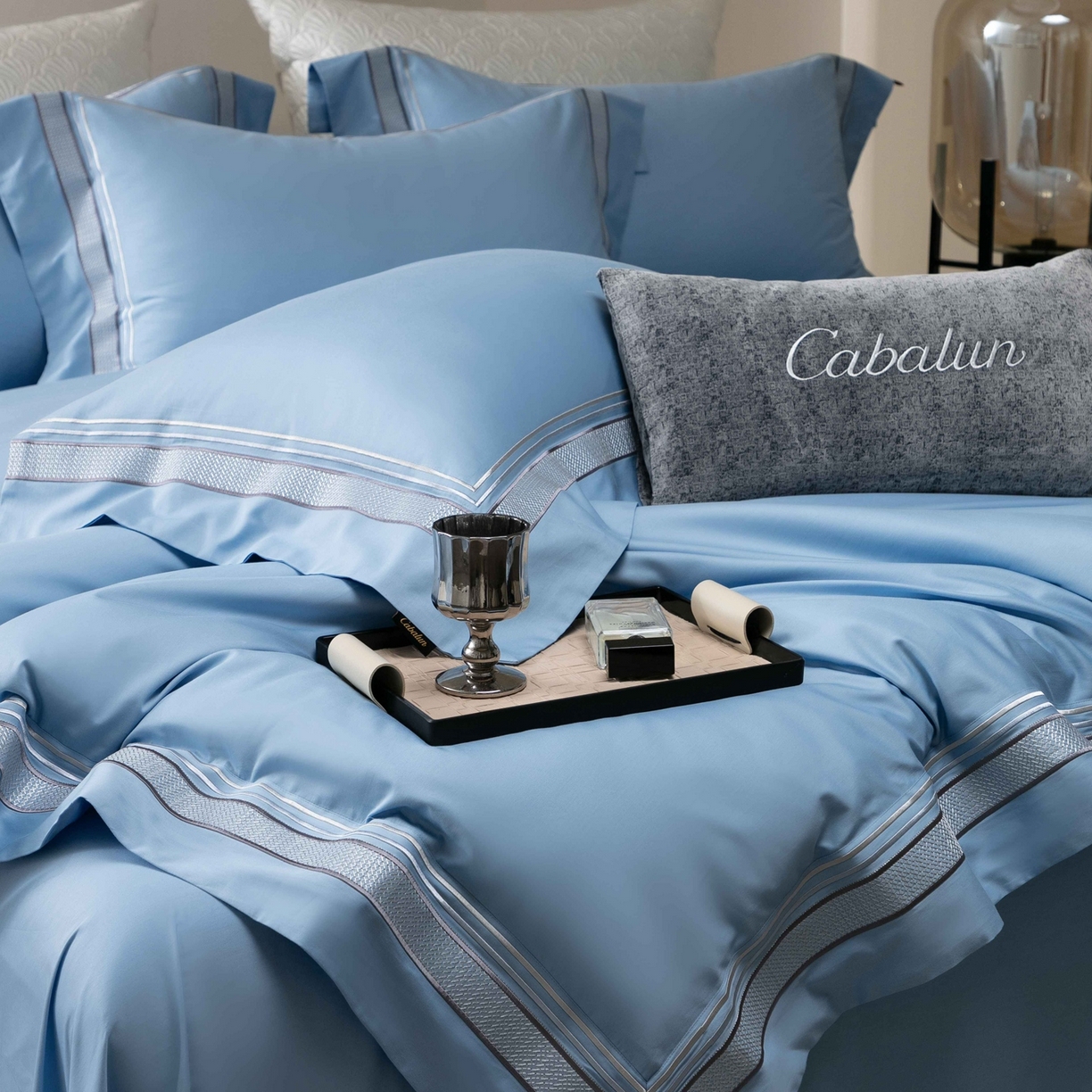 91家纺网 家纺一手货源 找家纺 卡巴伦家纺 2026新款简奢高定超细旦全棉纯棉绣边系列四件套-斯丹娜（会员：套件-20元 商品价格不得低于：标准：458元） 斯丹娜-冰川蓝