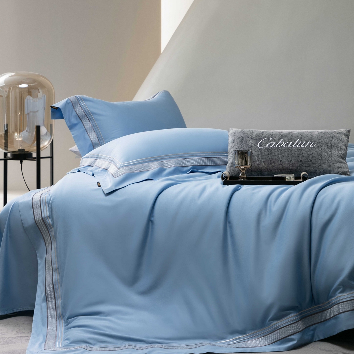 91家纺网 家纺一手货源 找家纺 卡巴伦家纺 2026新款简奢高定超细旦全棉纯棉绣边系列四件套-斯丹娜（会员：套件-20元 商品价格不得低于：标准：458元） 斯丹娜-冰川蓝