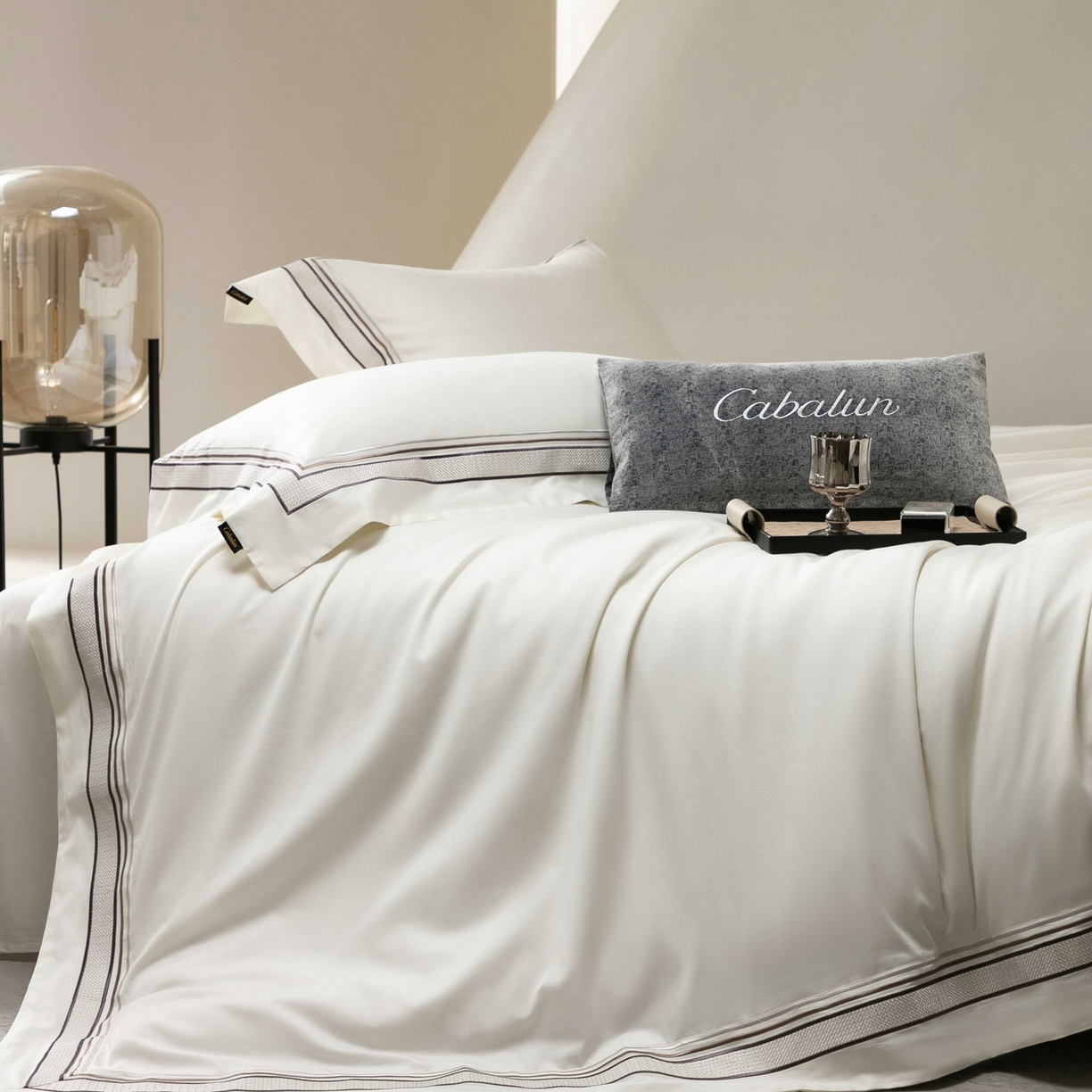 91家纺网 家纺一手货源 找家纺 卡巴伦家纺 2026新款简奢高定超细旦全棉纯棉绣边系列四件套-斯丹娜（会员：套件-20元 商品价格不得低于：标准：458元） 斯丹娜-白