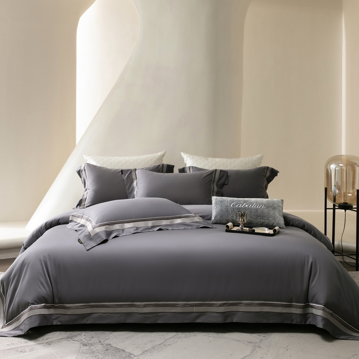 91家纺网 家纺一手货源 找家纺 卡巴伦家纺 2026新款简奢高定超细旦全棉纯棉绣边系列四件套-斯丹娜（会员：套件-20元 商品价格不得低于：标准：458元） 斯丹娜-绅士灰