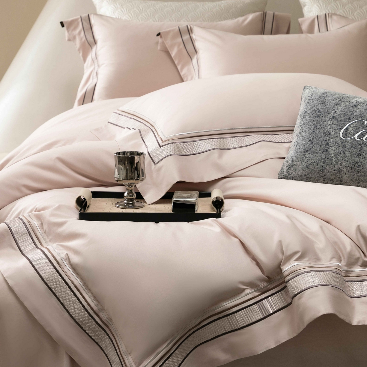 91家纺网 家纺一手货源 找家纺 卡巴伦家纺 2026新款简奢高定超细旦全棉纯棉绣边系列四件套-斯丹娜（会员：套件-20元 商品价格不得低于：标准：458元） 斯丹娜-山茶粉