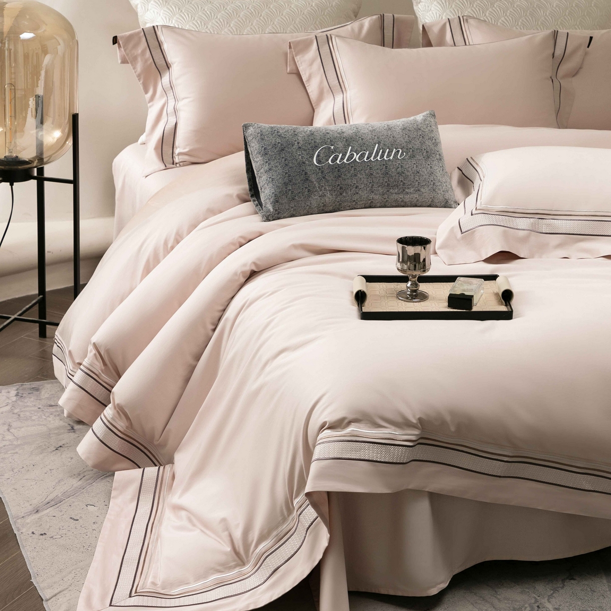 91家纺网 家纺一手货源 找家纺 卡巴伦家纺 2026新款简奢高定超细旦全棉纯棉绣边系列四件套-斯丹娜（会员：套件-20元 商品价格不得低于：标准：458元） 斯丹娜-山茶粉