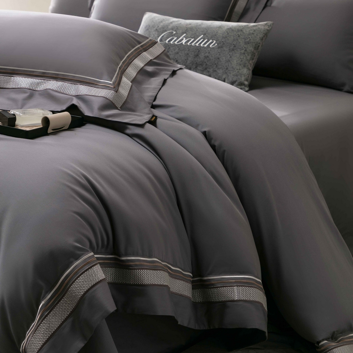 91家纺网 家纺一手货源 找家纺 卡巴伦家纺 2026新款简奢高定超细旦全棉纯棉绣边系列四件套-斯丹娜（会员：套件-20元 商品价格不得低于：标准：458元） 斯丹娜-绅士灰