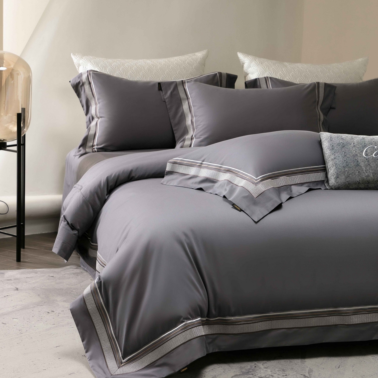 91家纺网 家纺一手货源 找家纺 卡巴伦家纺 2026新款简奢高定超细旦全棉纯棉绣边系列四件套-斯丹娜（会员：套件-20元 商品价格不得低于：标准：458元） 斯丹娜-绅士灰