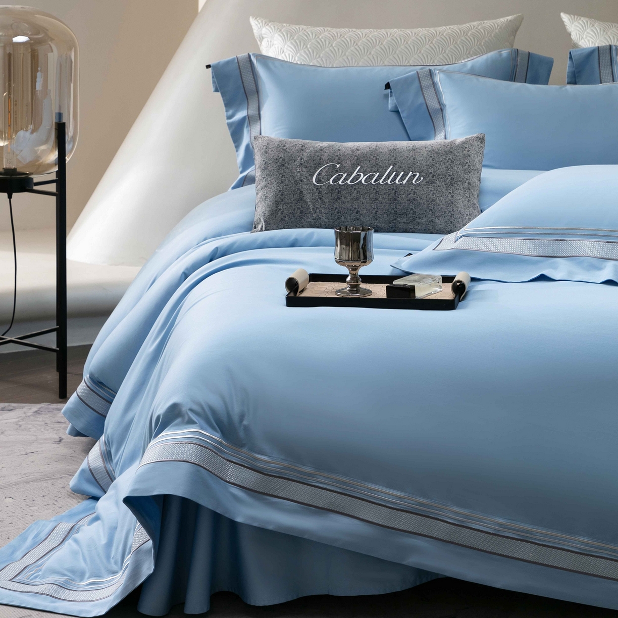 91家纺网 家纺一手货源 找家纺 卡巴伦家纺 2026新款简奢高定超细旦全棉纯棉绣边系列四件套-斯丹娜（会员：套件-20元 商品价格不得低于：标准：458元） 斯丹娜-冰川蓝