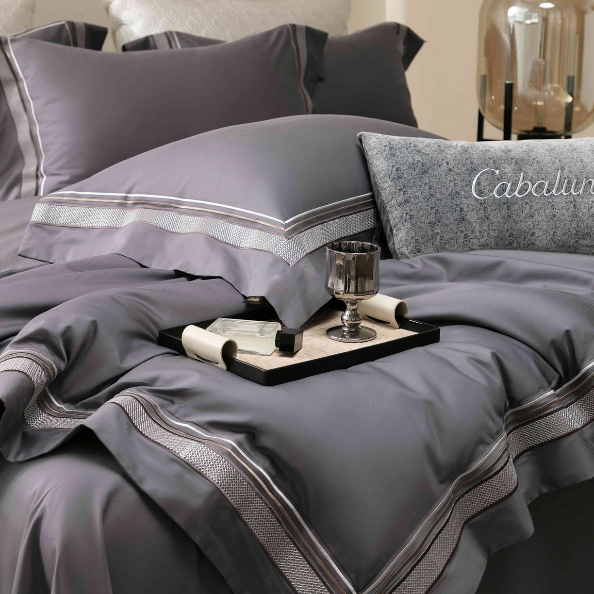 91家纺网 家纺一手货源 找家纺 卡巴伦家纺 2026新款简奢高定超细旦全棉纯棉绣边系列四件套-斯丹娜（会员：套件-20元 商品价格不得低于：标准：458元） 斯丹娜-绅士灰