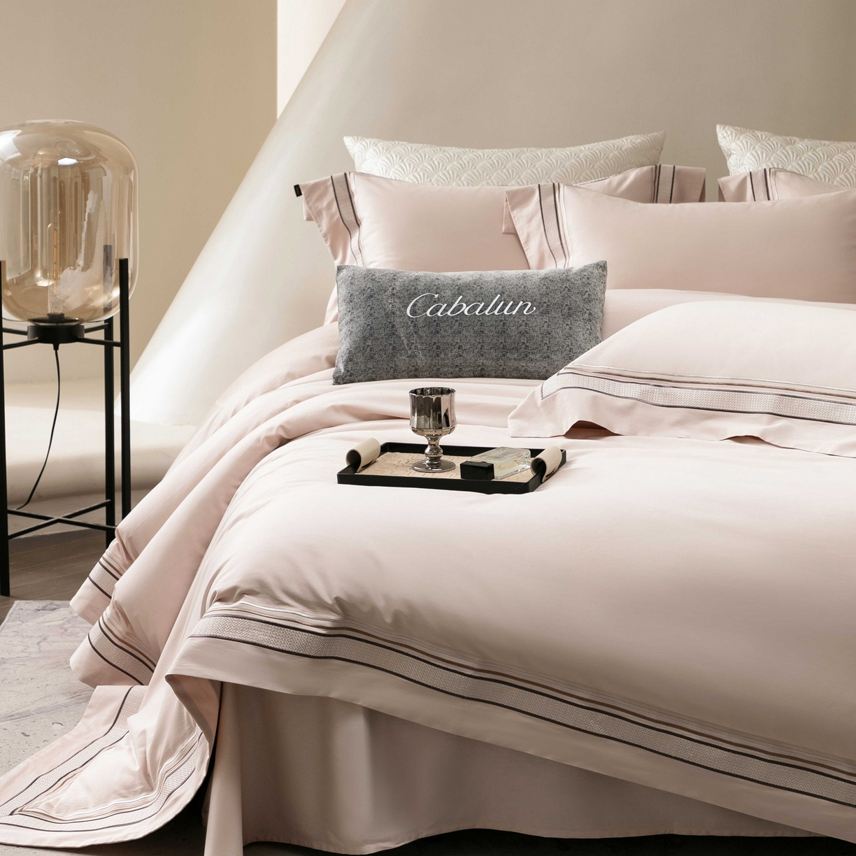 91家纺网 家纺一手货源 找家纺 卡巴伦家纺 2026新款简奢高定超细旦全棉纯棉绣边系列四件套-斯丹娜（会员：套件-20元 商品价格不得低于：标准：458元） 斯丹娜-山茶粉