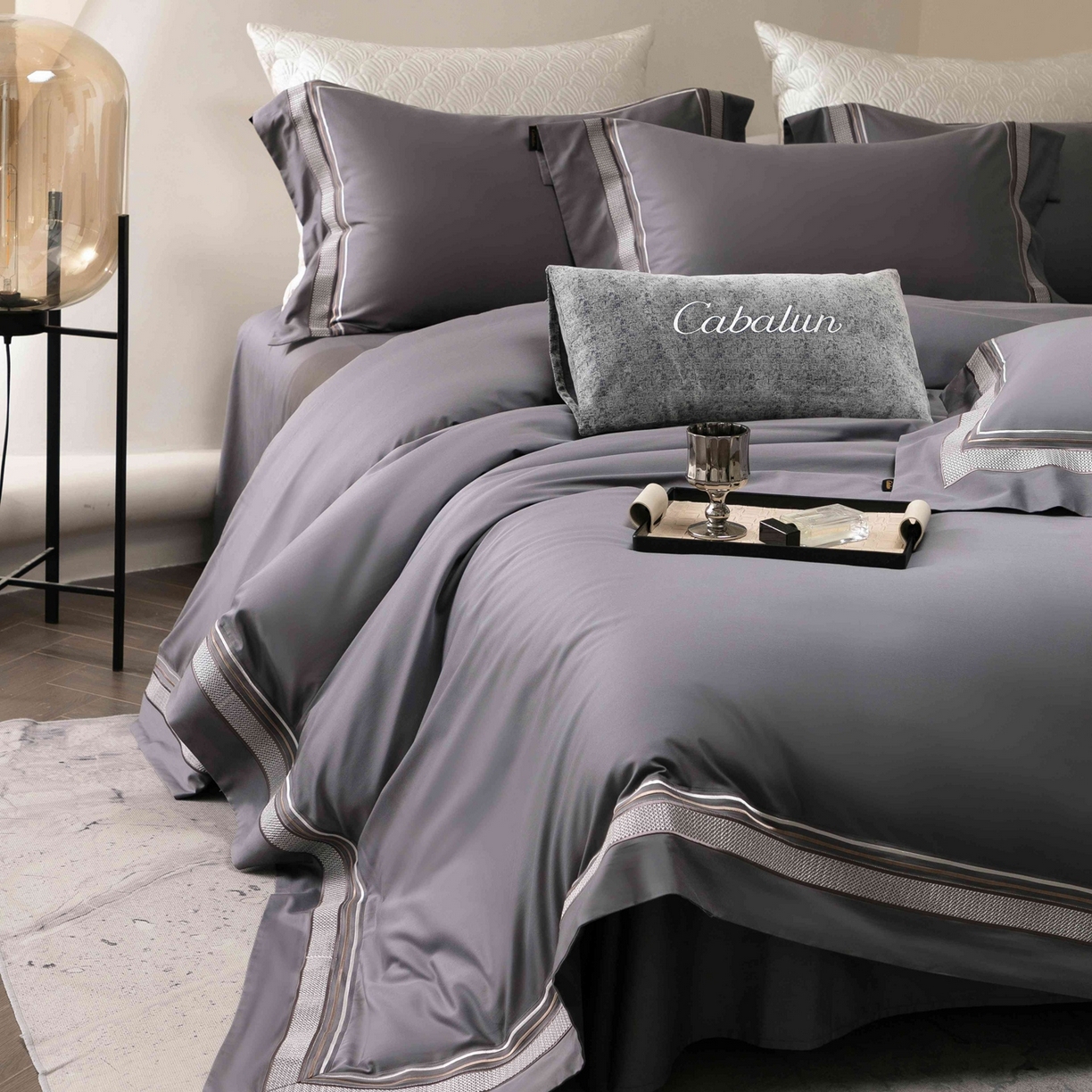 91家纺网 家纺一手货源 找家纺 卡巴伦家纺 2026新款简奢高定超细旦全棉纯棉绣边系列四件套-斯丹娜（会员：套件-20元 商品价格不得低于：标准：458元） 斯丹娜-绅士灰