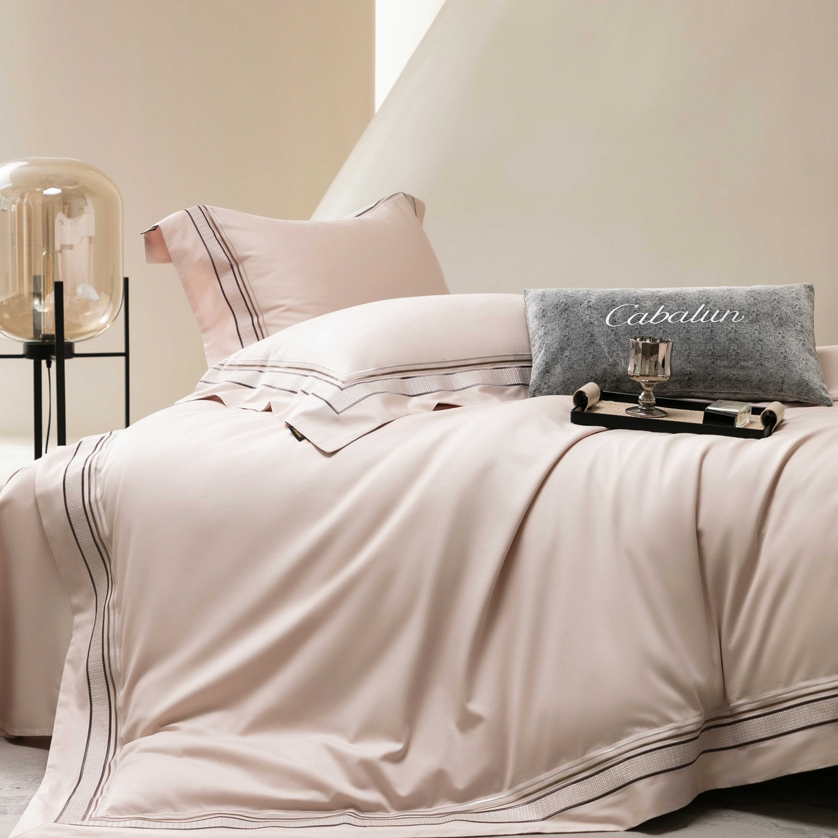 91家纺网 家纺一手货源 找家纺 卡巴伦家纺 2026新款简奢高定超细旦全棉纯棉绣边系列四件套-斯丹娜（会员：套件-20元 商品价格不得低于：标准：458元） 斯丹娜-山茶粉