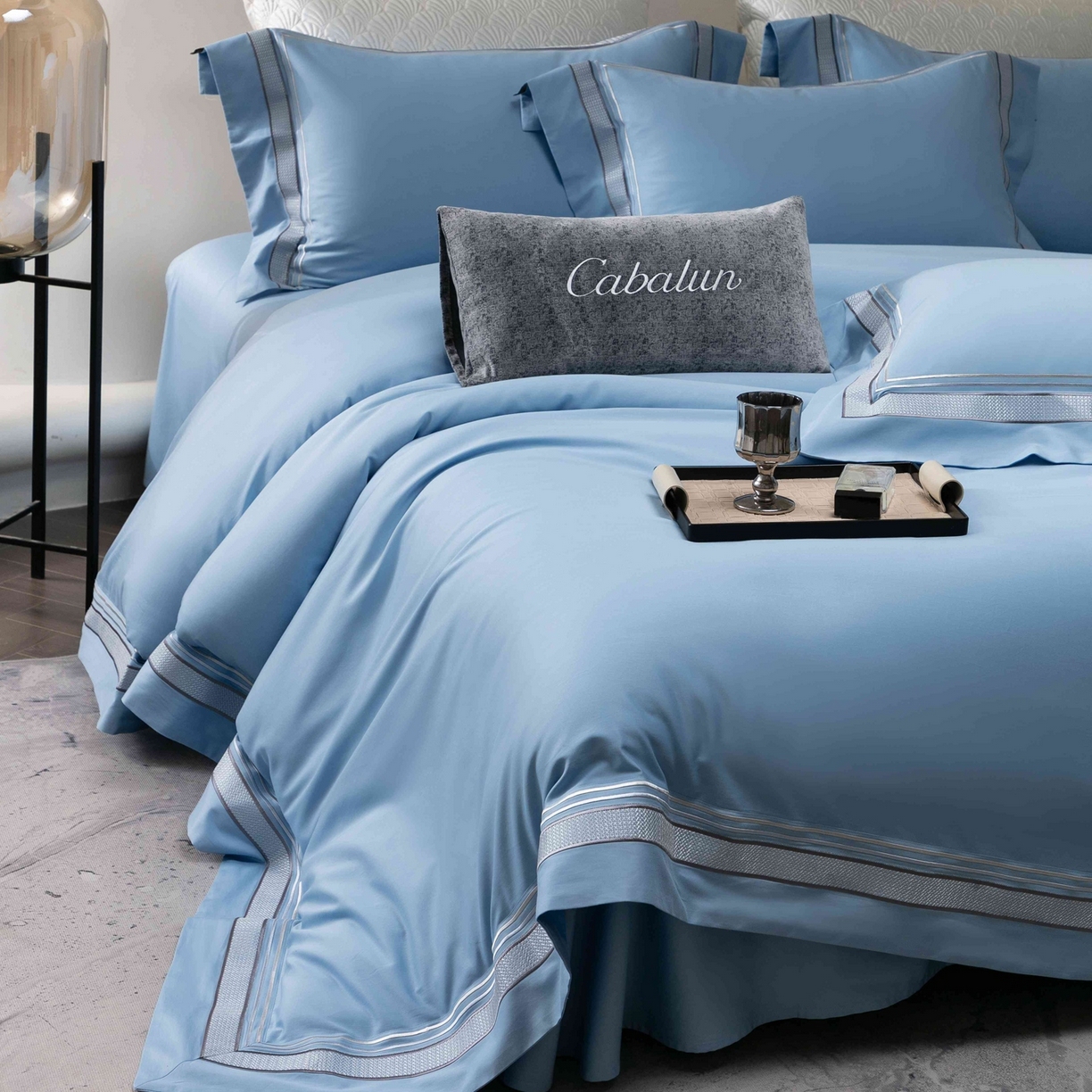 91家纺网 家纺一手货源 找家纺 卡巴伦家纺 2026新款简奢高定超细旦全棉纯棉绣边系列四件套-斯丹娜（会员：套件-20元 商品价格不得低于：标准：458元） 斯丹娜-冰川蓝