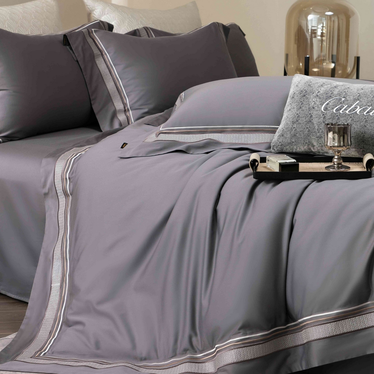 91家纺网 家纺一手货源 找家纺 卡巴伦家纺 2026新款简奢高定超细旦全棉纯棉绣边系列四件套-斯丹娜（会员：套件-20元 商品价格不得低于：标准：458元） 斯丹娜-绅士灰