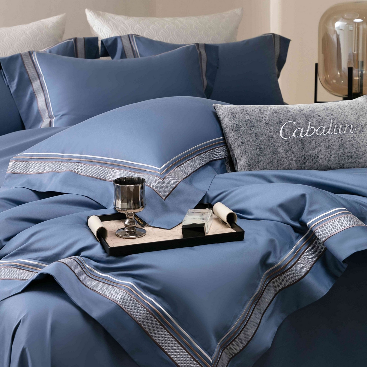 91家纺网 家纺一手货源 找家纺 卡巴伦家纺 2026新款简奢高定超细旦全棉纯棉绣边系列四件套-斯丹娜（会员：套件-20元 商品价格不得低于：标准：458元） 斯丹娜-净蓝