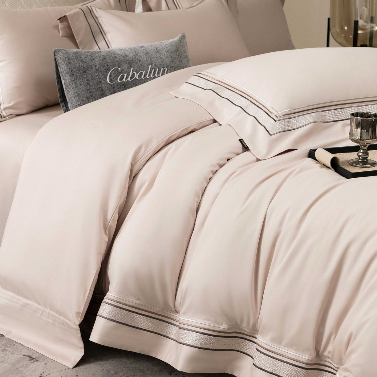 91家纺网 家纺一手货源 找家纺 卡巴伦家纺 2026新款简奢高定超细旦全棉纯棉绣边系列四件套-斯丹娜（会员：套件-20元 商品价格不得低于：标准：458元） 斯丹娜-山茶粉