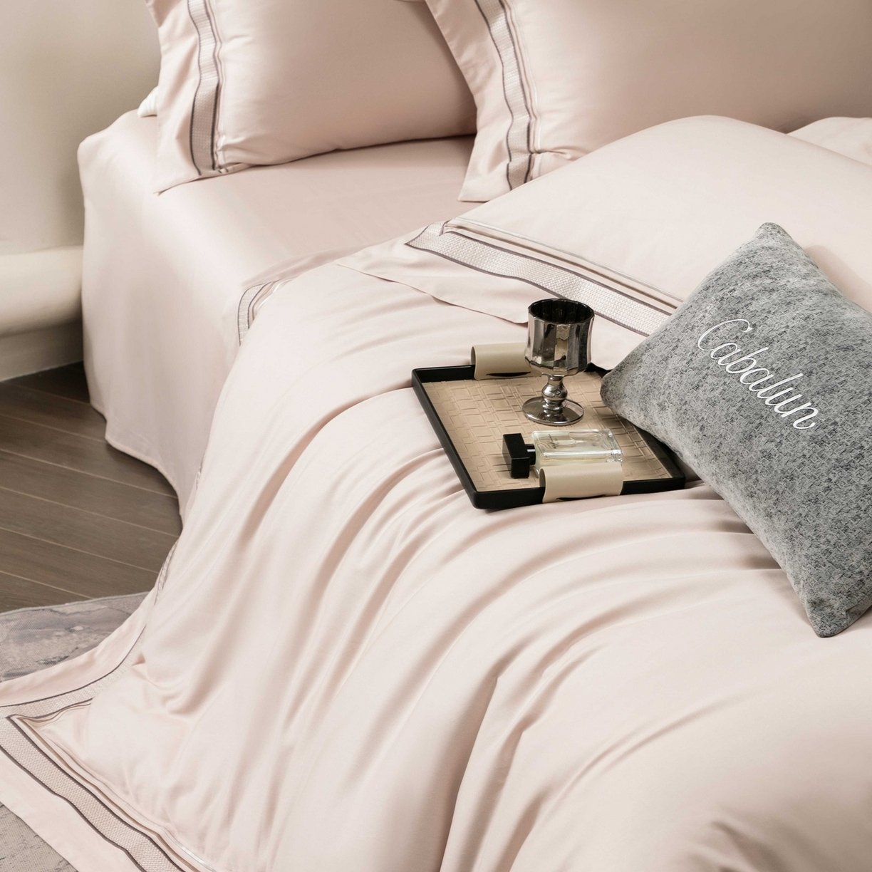 91家纺网 家纺一手货源 找家纺 卡巴伦家纺 2026新款简奢高定超细旦全棉纯棉绣边系列四件套-斯丹娜（会员：套件-20元 商品价格不得低于：标准：458元） 斯丹娜-山茶粉