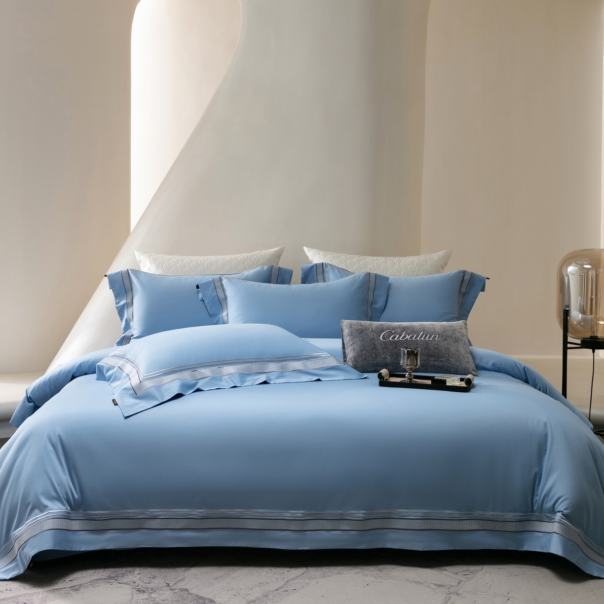 91家纺网 家纺一手货源 找家纺 卡巴伦家纺 2026新款简奢高定超细旦全棉纯棉绣边系列四件套-斯丹娜（会员：套件-20元 商品价格不得低于：标准：458元） 斯丹娜-冰川蓝