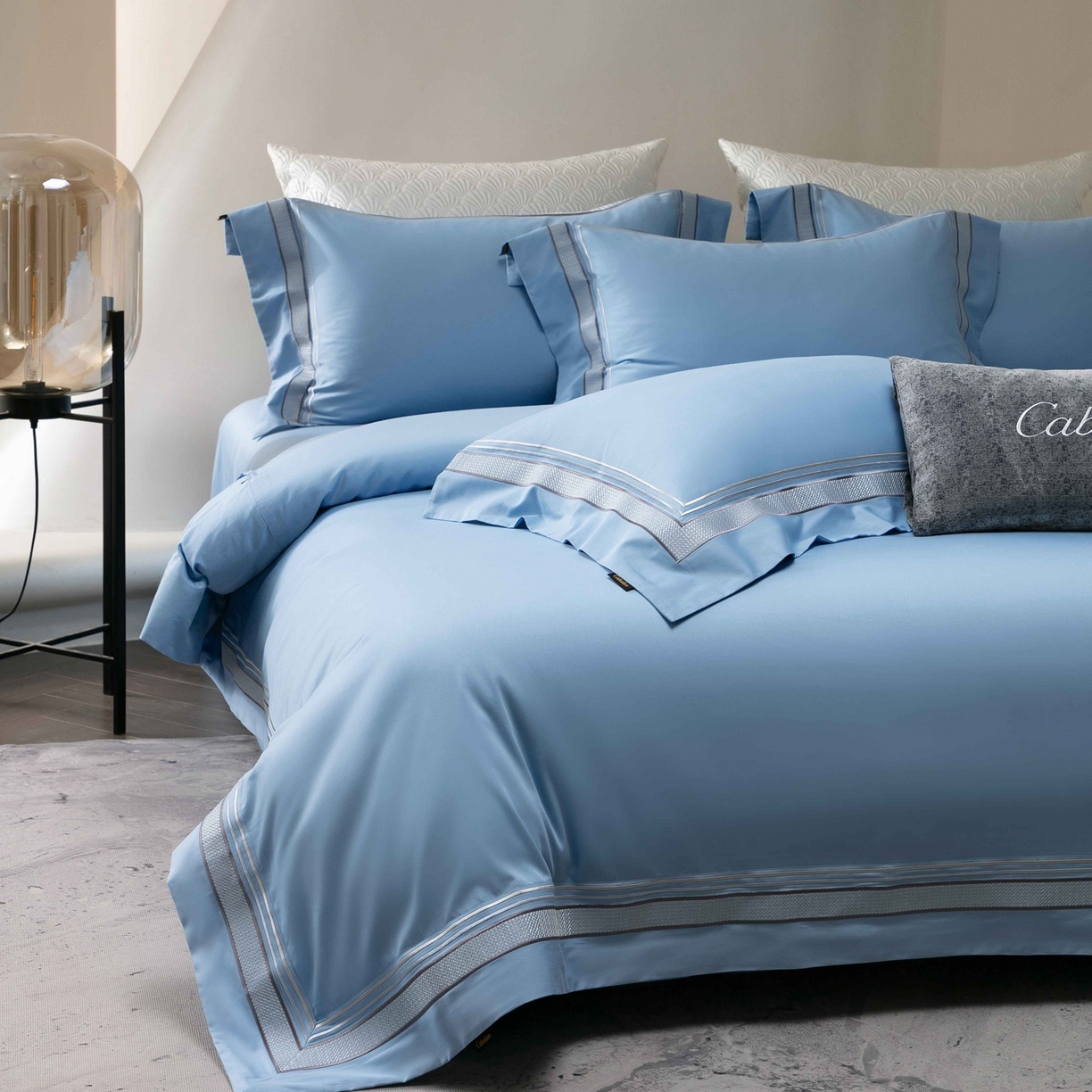 91家纺网 家纺一手货源 找家纺 卡巴伦家纺 2026新款简奢高定超细旦全棉纯棉绣边系列四件套-斯丹娜（会员：套件-20元 商品价格不得低于：标准：458元） 斯丹娜-冰川蓝