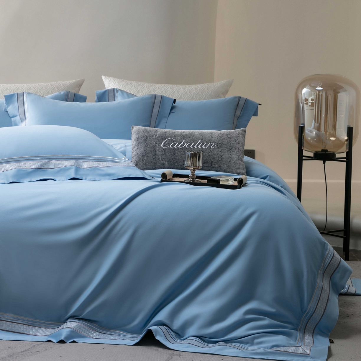 91家纺网 家纺一手货源 找家纺 卡巴伦家纺 2026新款简奢高定超细旦全棉纯棉绣边系列四件套-斯丹娜（会员：套件-20元 商品价格不得低于：标准：458元） 斯丹娜-冰川蓝