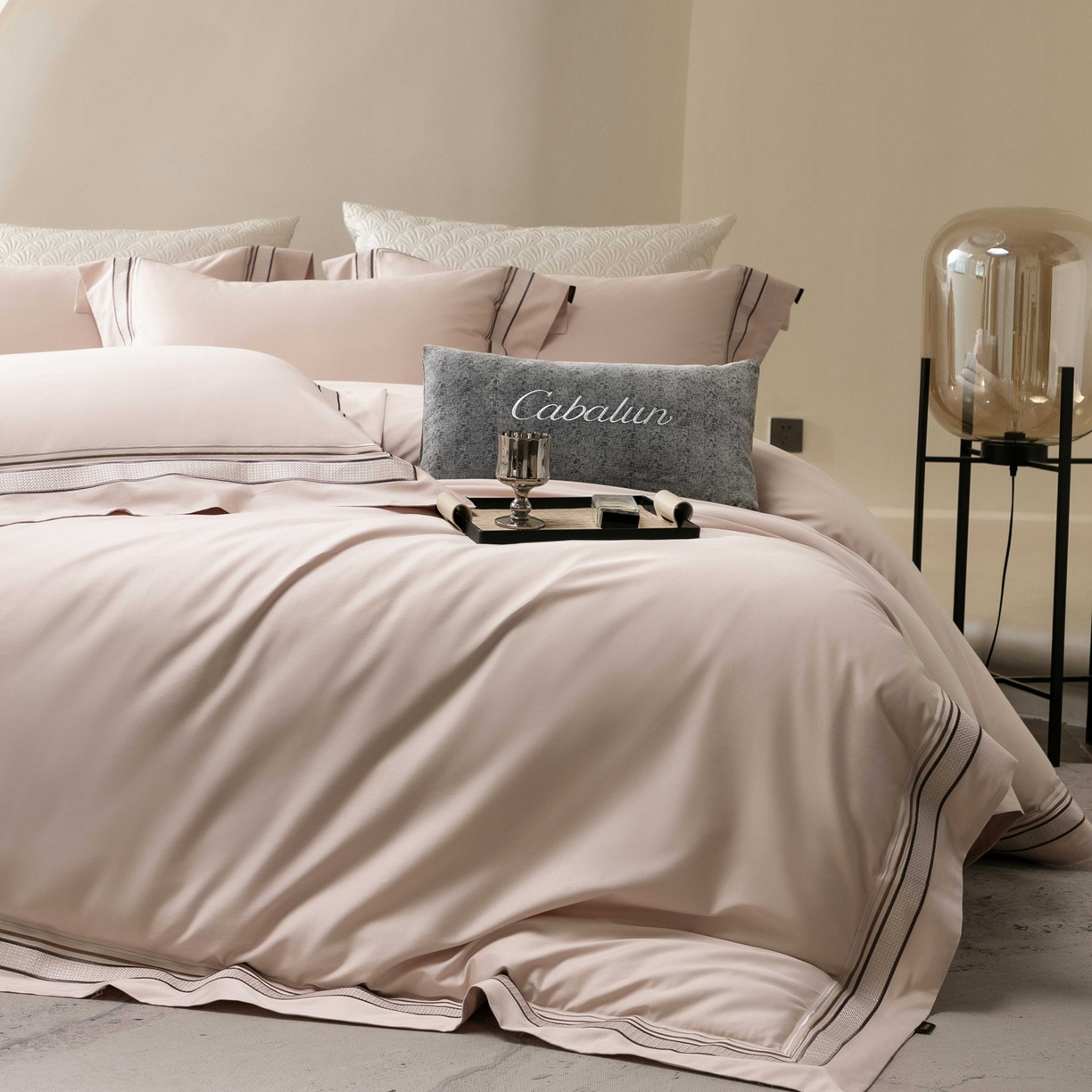 91家纺网 家纺一手货源 找家纺 卡巴伦家纺 2026新款简奢高定超细旦全棉纯棉绣边系列四件套-斯丹娜（会员：套件-20元 商品价格不得低于：标准：458元） 斯丹娜-山茶粉